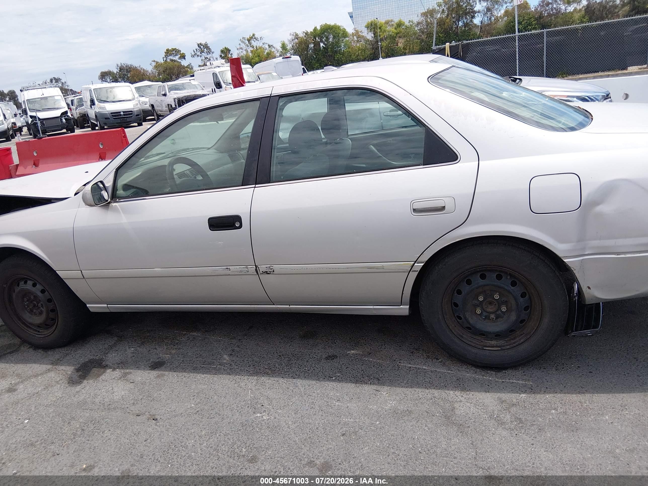 2001 Toyota Camry Le Gray vin: 4T1BG22K71U860840