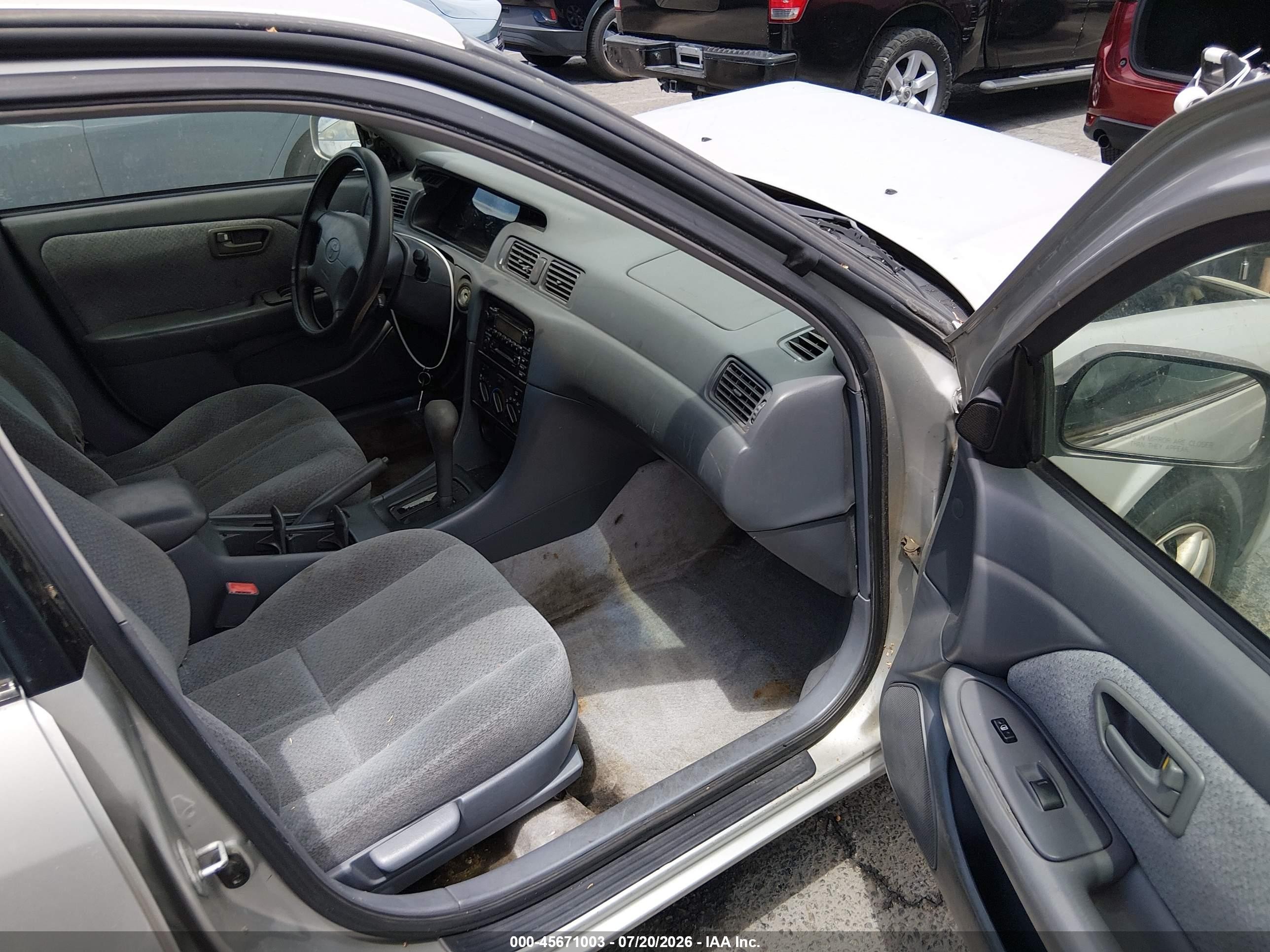2001 Toyota Camry Le Gray vin: 4T1BG22K71U860840