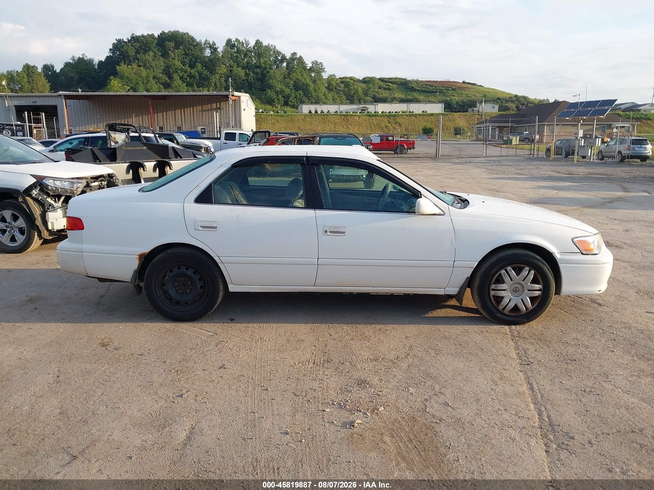 2001 Toyota Camry Le White vin: 4T1BG22K81U764540