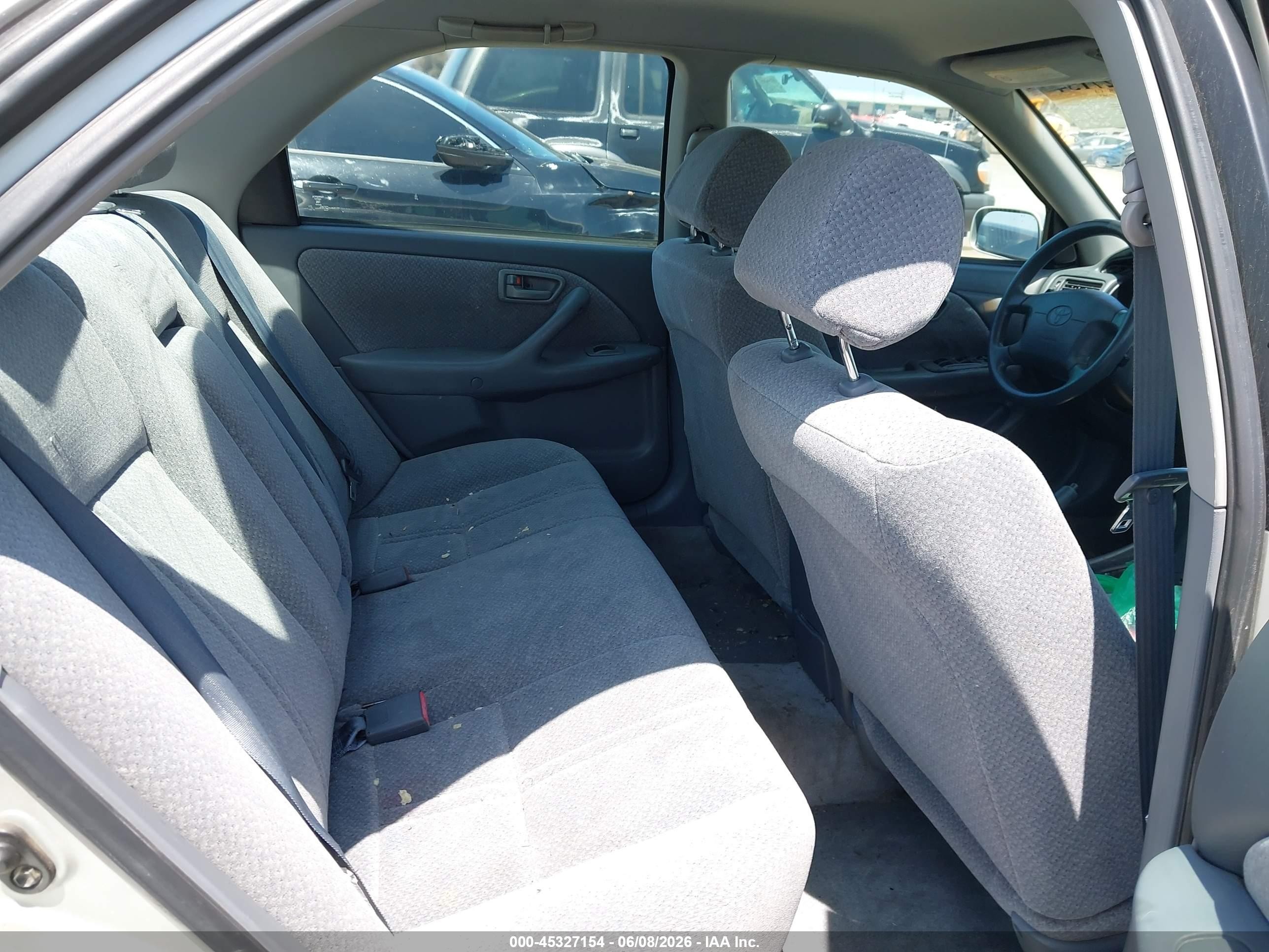 2000 Toyota Camry Le Silver vin: 4T1BG22K8YU689980