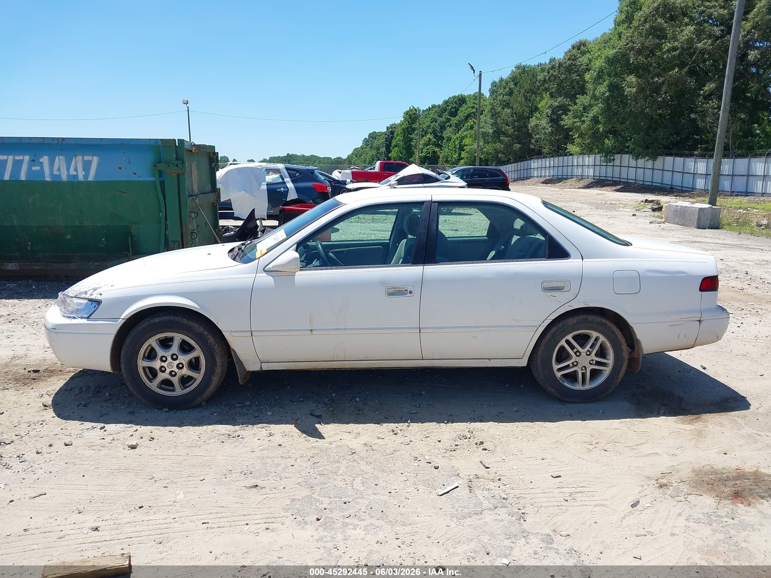 1997 Toyota Camry Le White vin: 4T1BG22K9VU788089