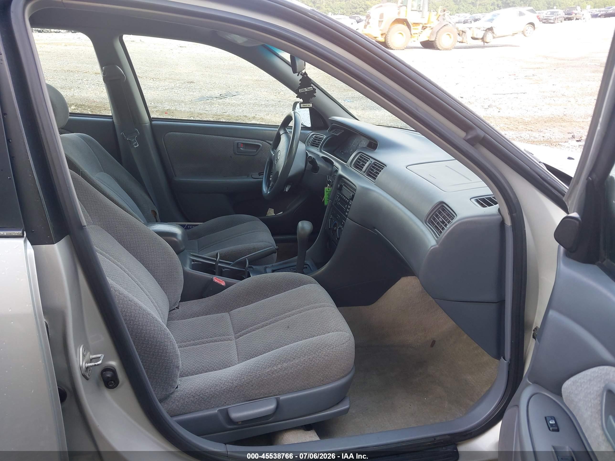 2001 Toyota Camry Le Silver vin: 4T1BG22KX1U062638