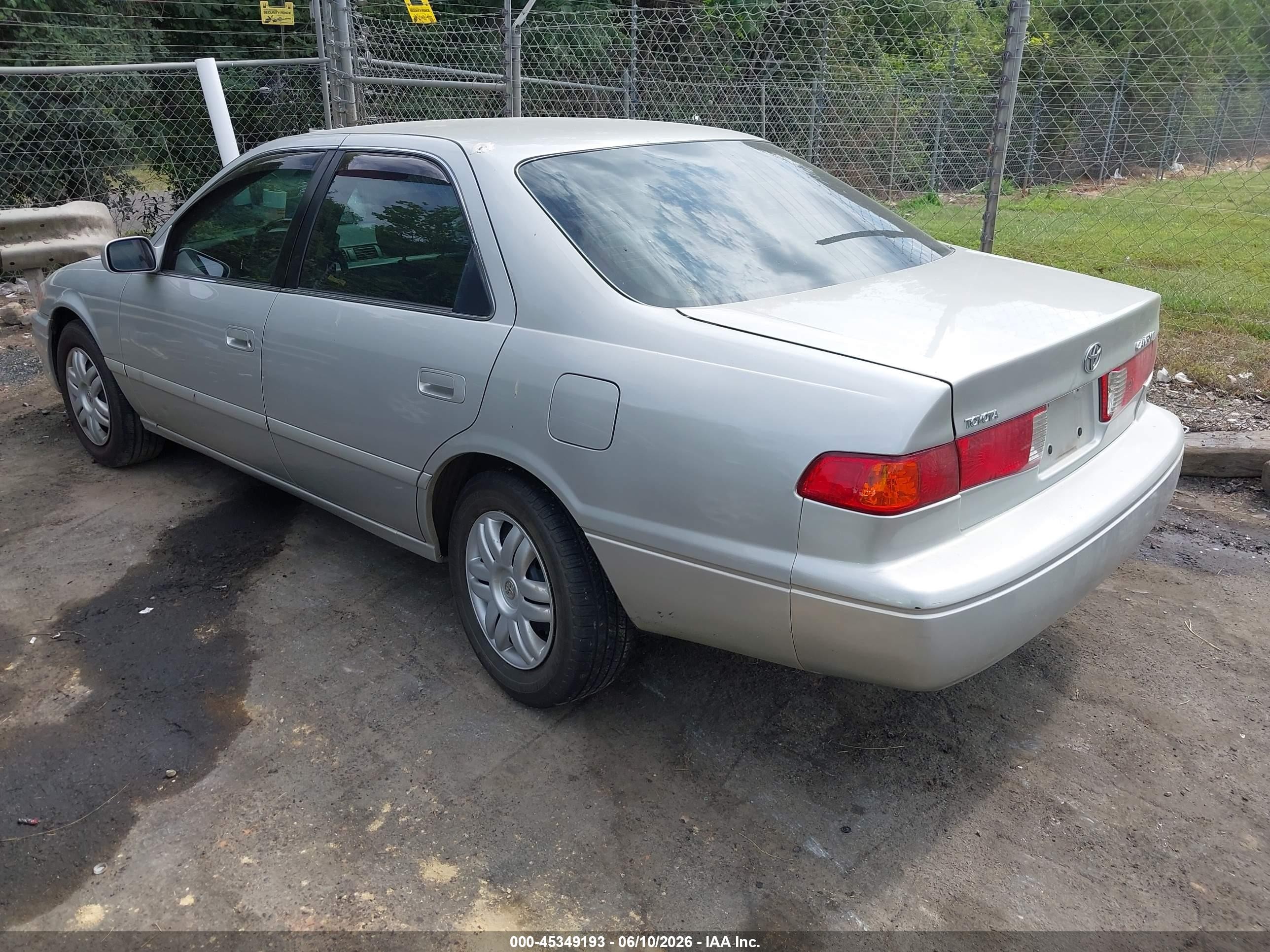 2001 Toyota Camry Le Серебряный vin: 4T1BG22KX1U112535