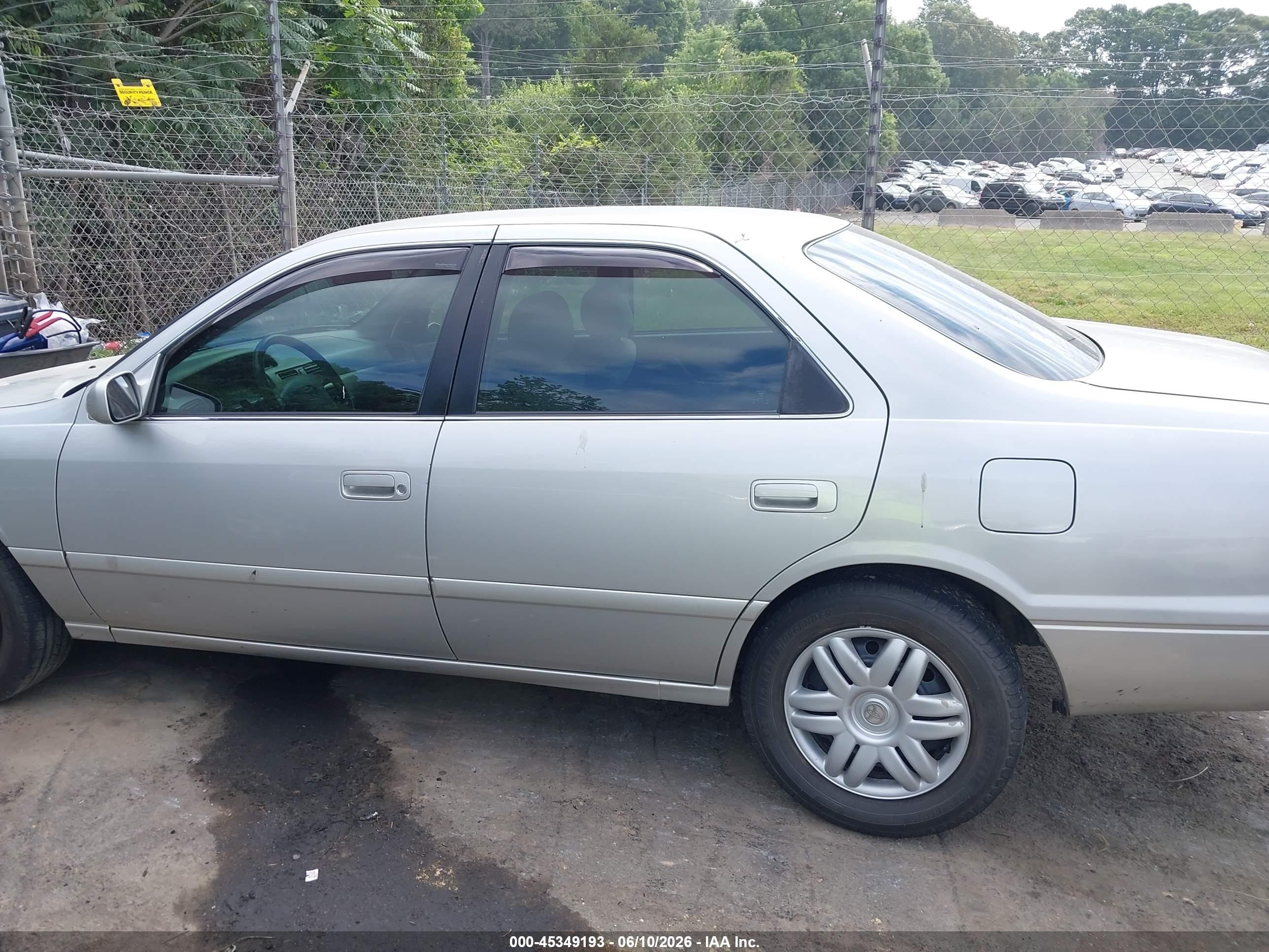 2001 Toyota Camry Le Серебряный vin: 4T1BG22KX1U112535