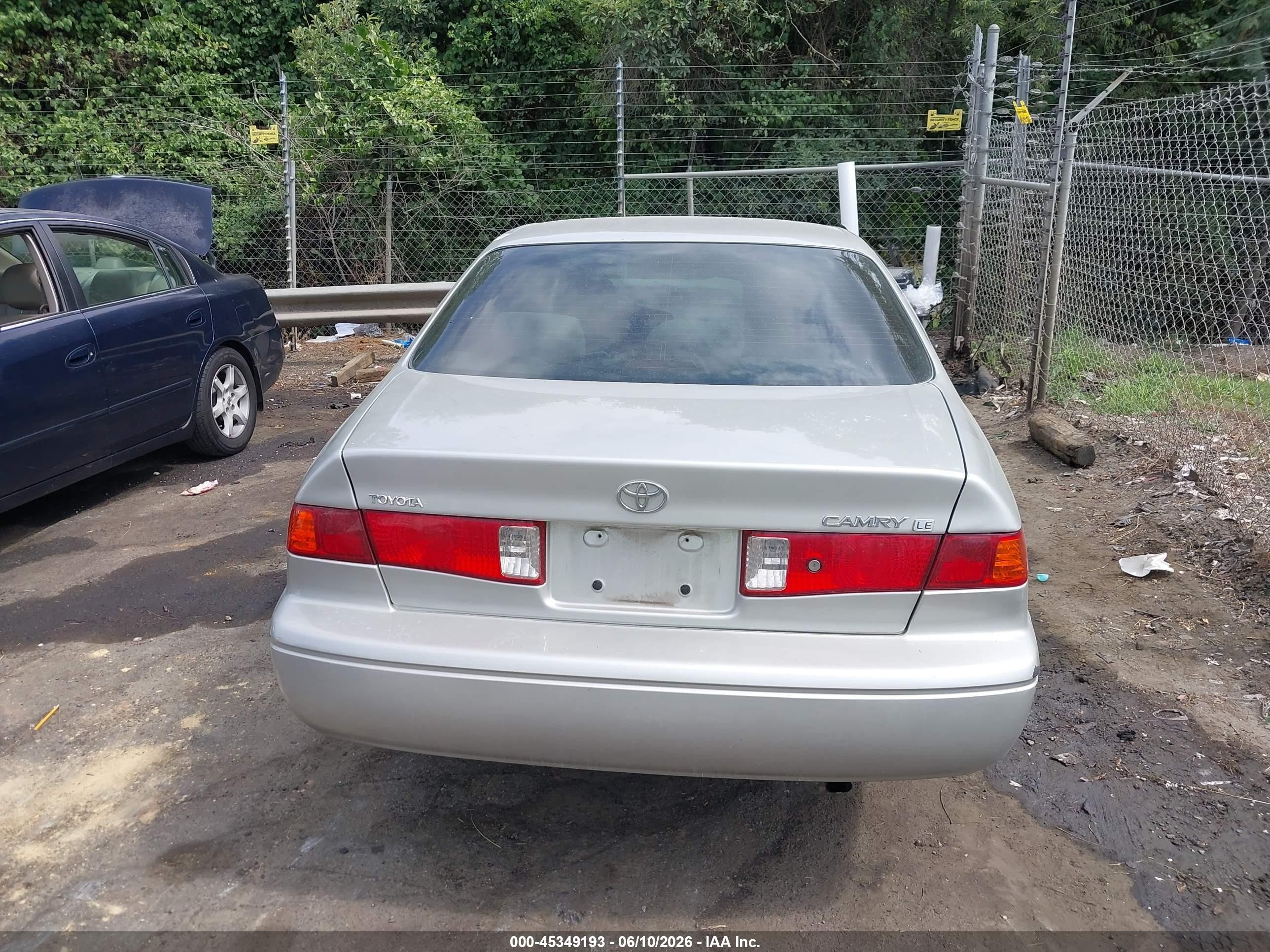 2001 Toyota Camry Le Серебряный vin: 4T1BG22KX1U112535