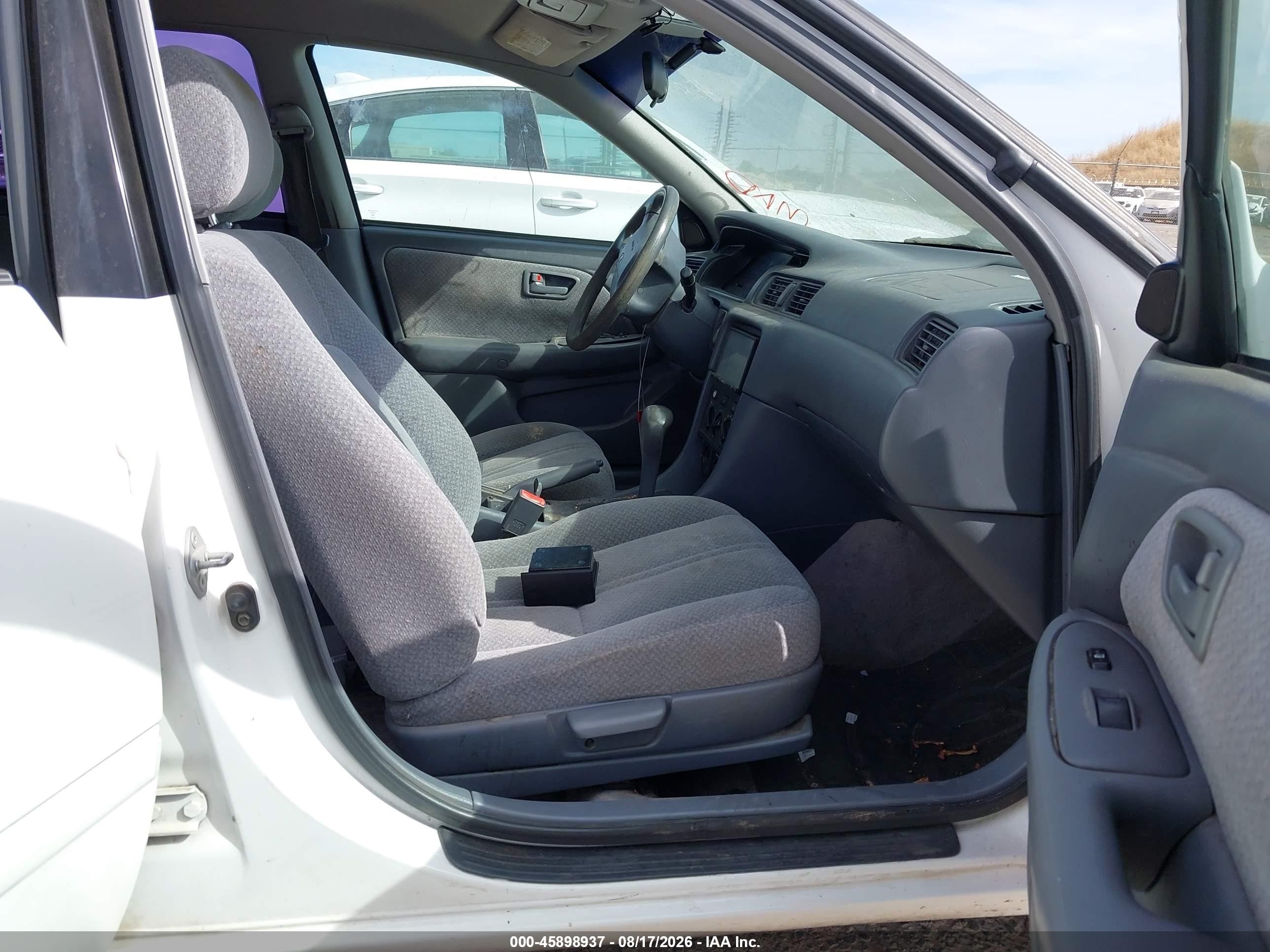 2001 Toyota Camry Le White vin: 4T1BG22KX1U852716