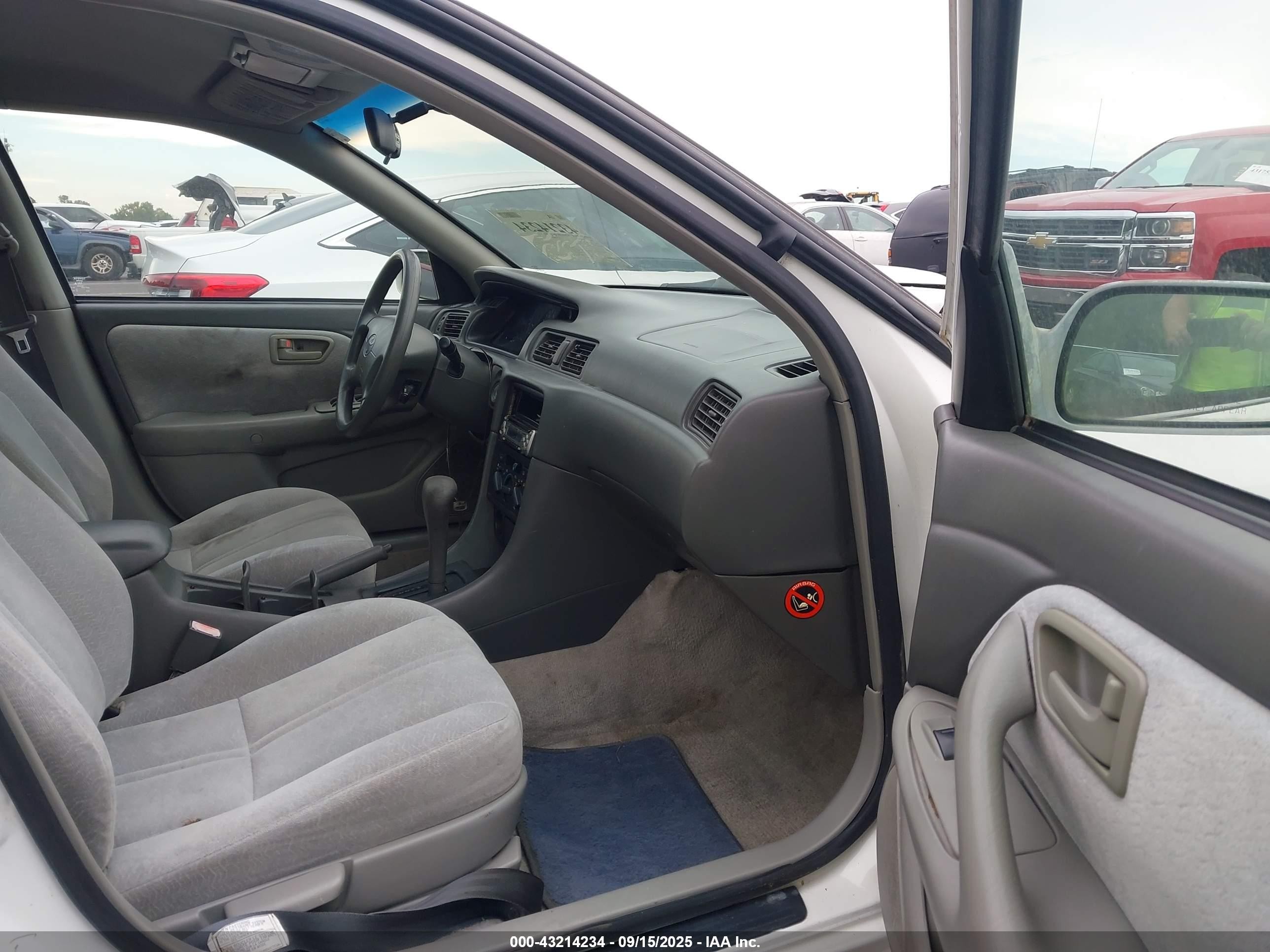 1997 Toyota Camry Le White vin: 4T1BG22KXVU780731