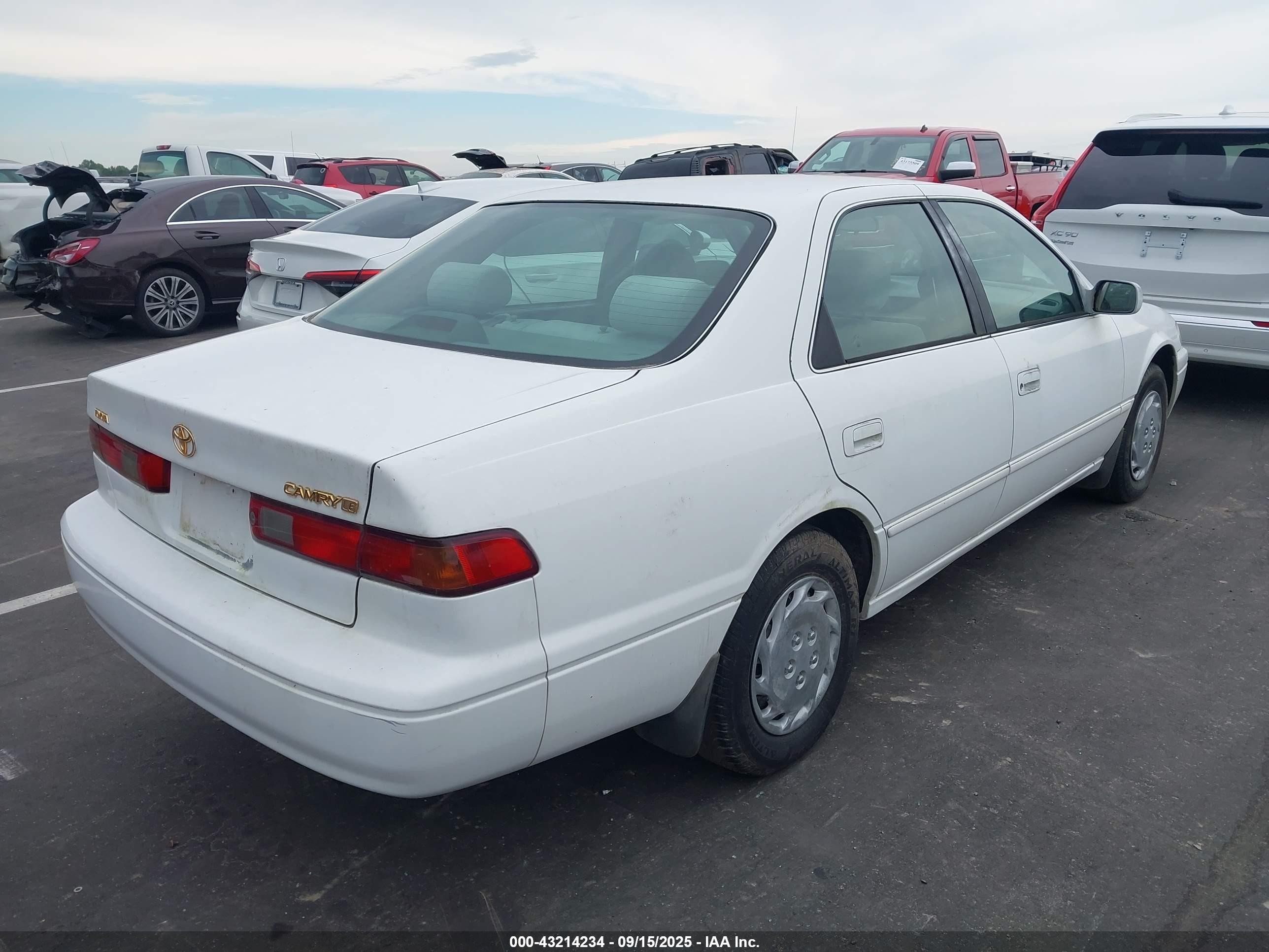 1997 Toyota Camry Le White vin: 4T1BG22KXVU780731