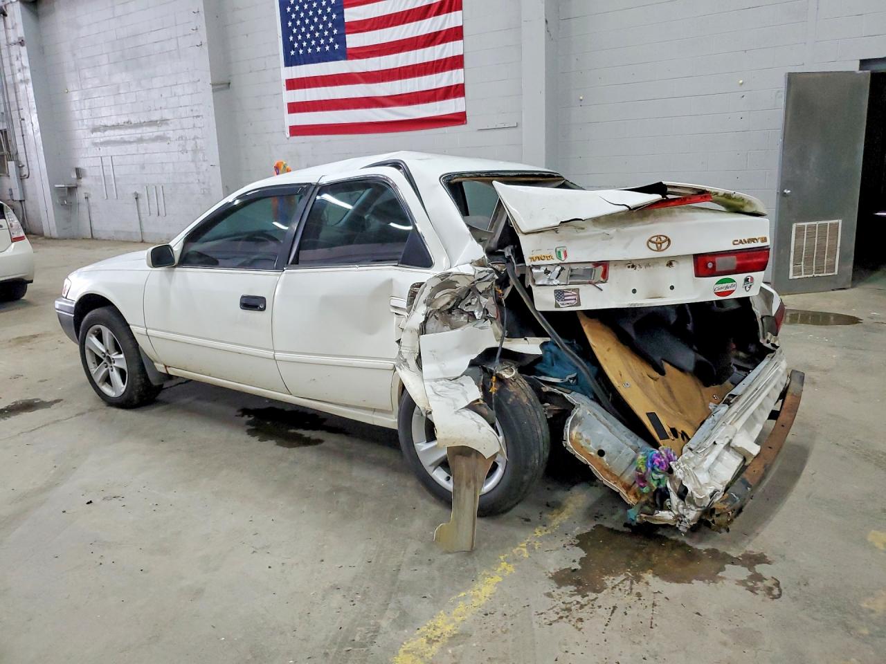 1998 Toyota Camry Le White vin: 4T1BG22KXWU221925