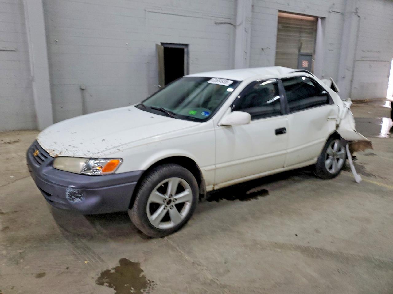 1998 Toyota Camry Le White vin: 4T1BG22KXWU221925