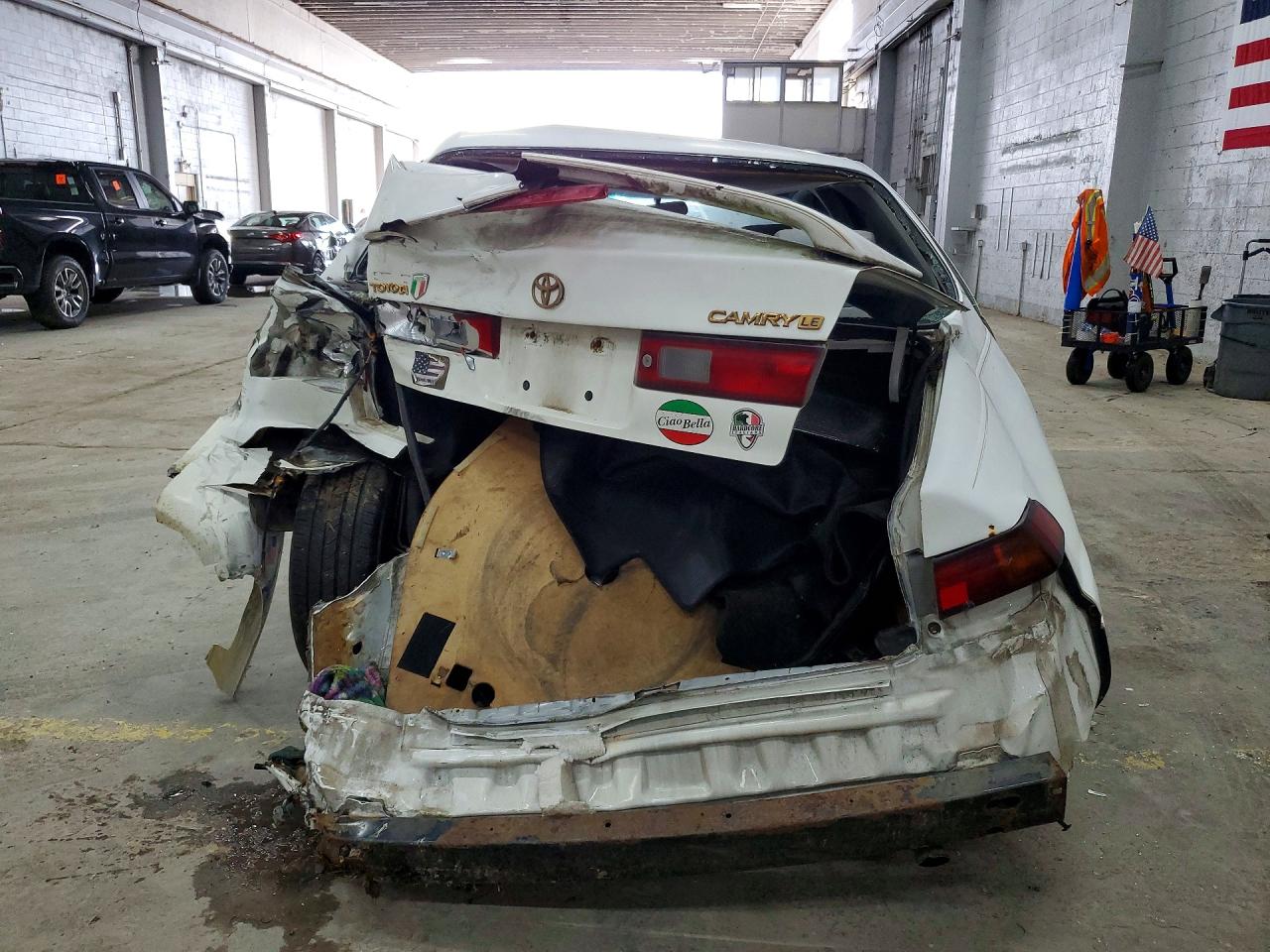 1998 Toyota Camry Le White vin: 4T1BG22KXWU221925