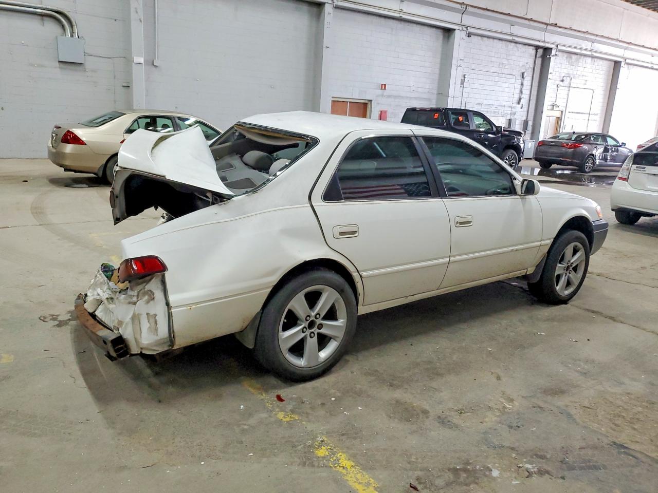 1998 Toyota Camry Le White vin: 4T1BG22KXWU221925