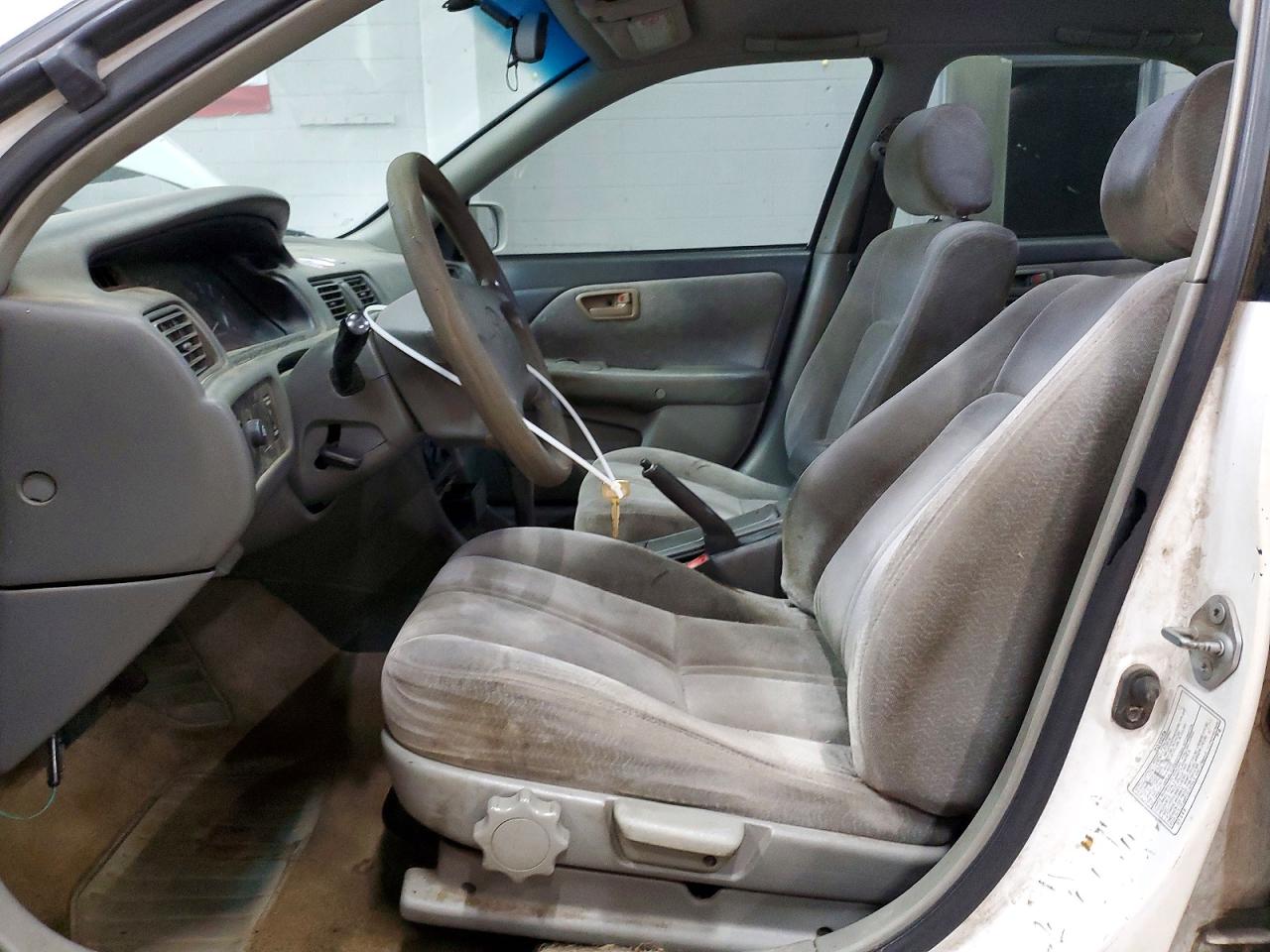 1998 Toyota Camry Le White vin: 4T1BG22KXWU221925