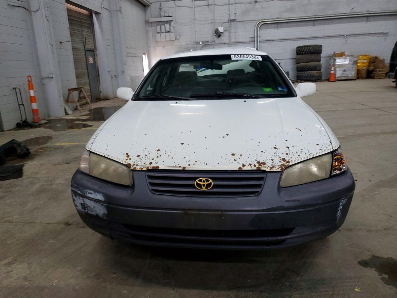 1998 Toyota Camry Le White vin: 4T1BG22KXWU221925