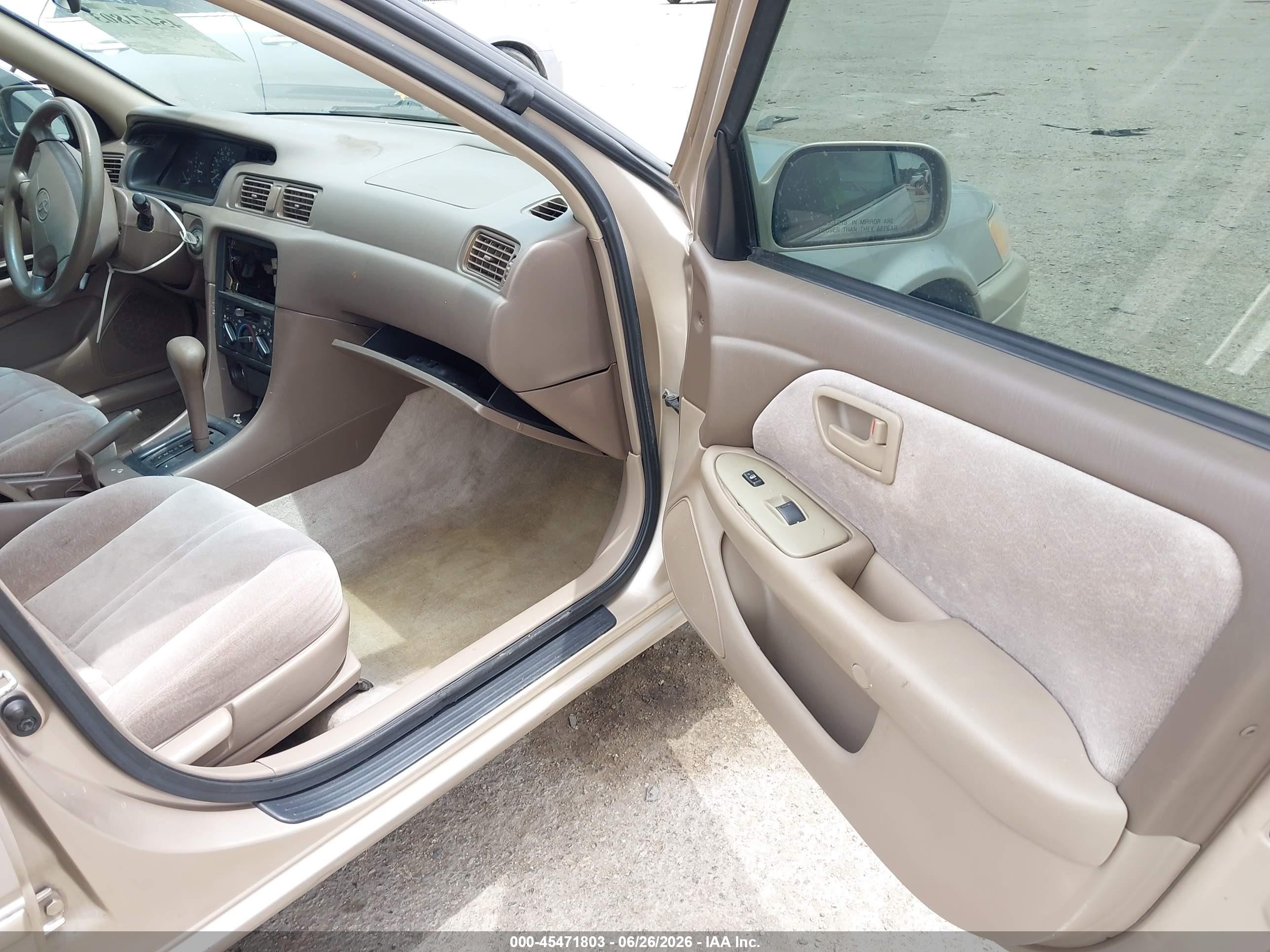 1998 Toyota Camry Le Brown vin: 4T1BG22KXWU262586