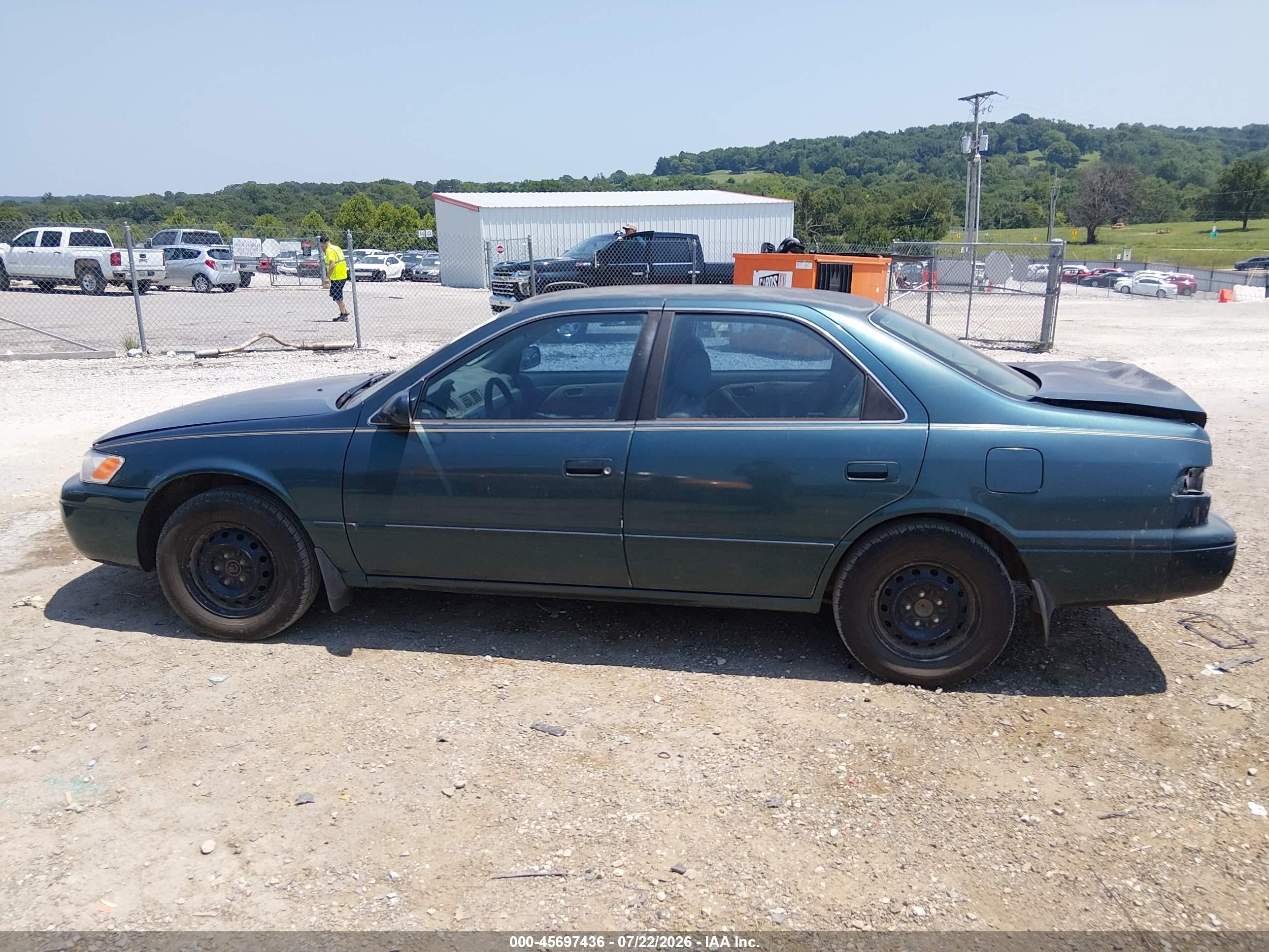 1998 Toyota Camry Le Green vin: 4T1BG22KXWU295846