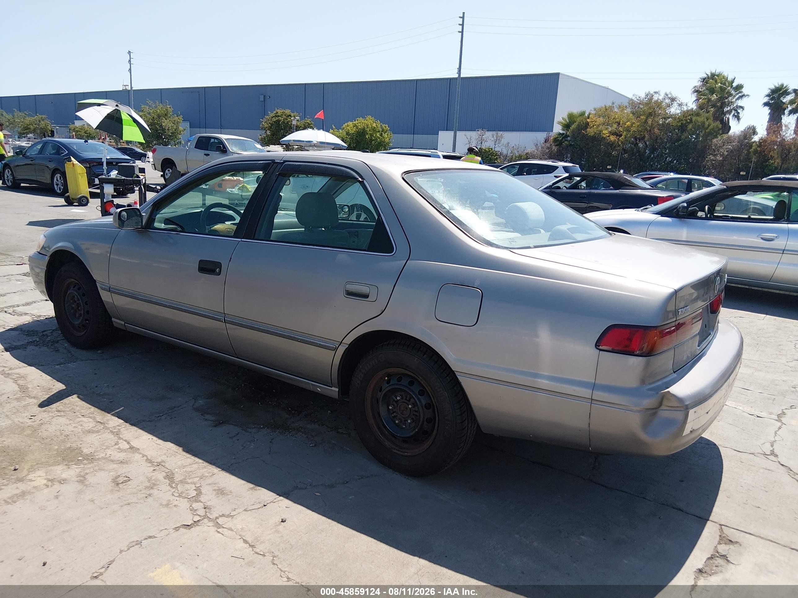 1998 Toyota Camry Le Champagne vin: 4T1BG22KXWU325752
