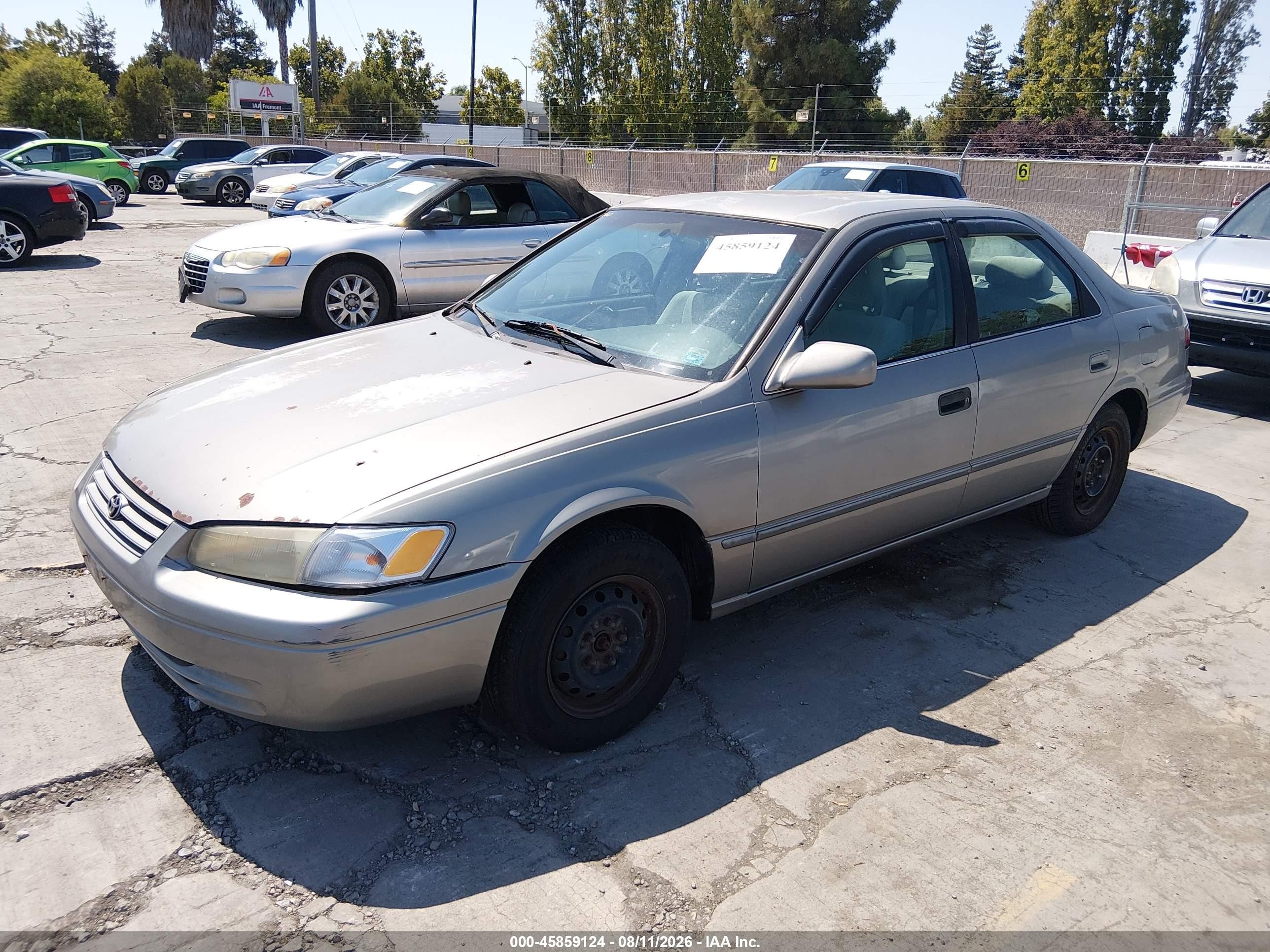 1998 Toyota Camry Le Champagne vin: 4T1BG22KXWU325752