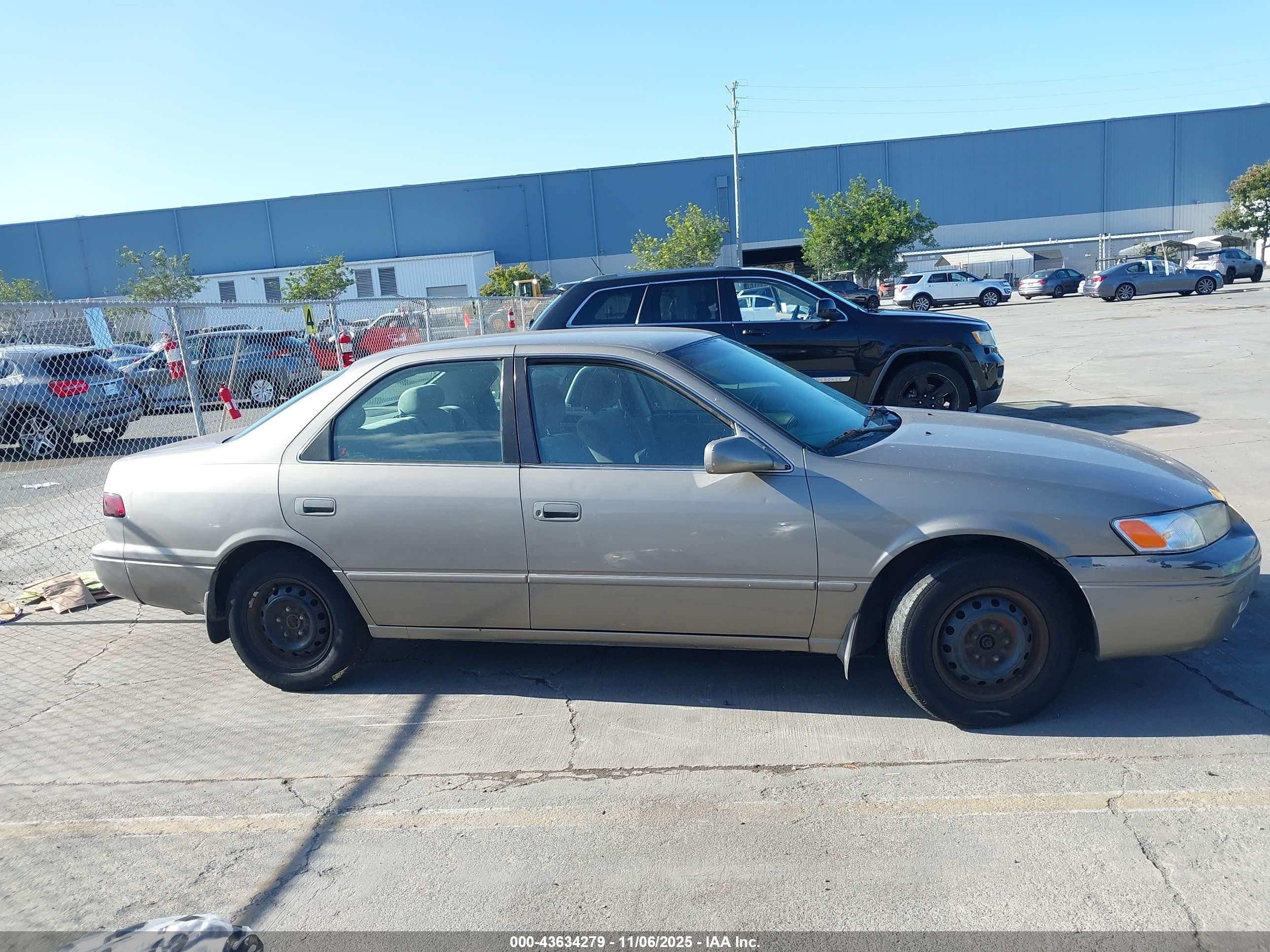 1999 Toyota Camry Le Gray vin: 4T1BG28K0XU520753