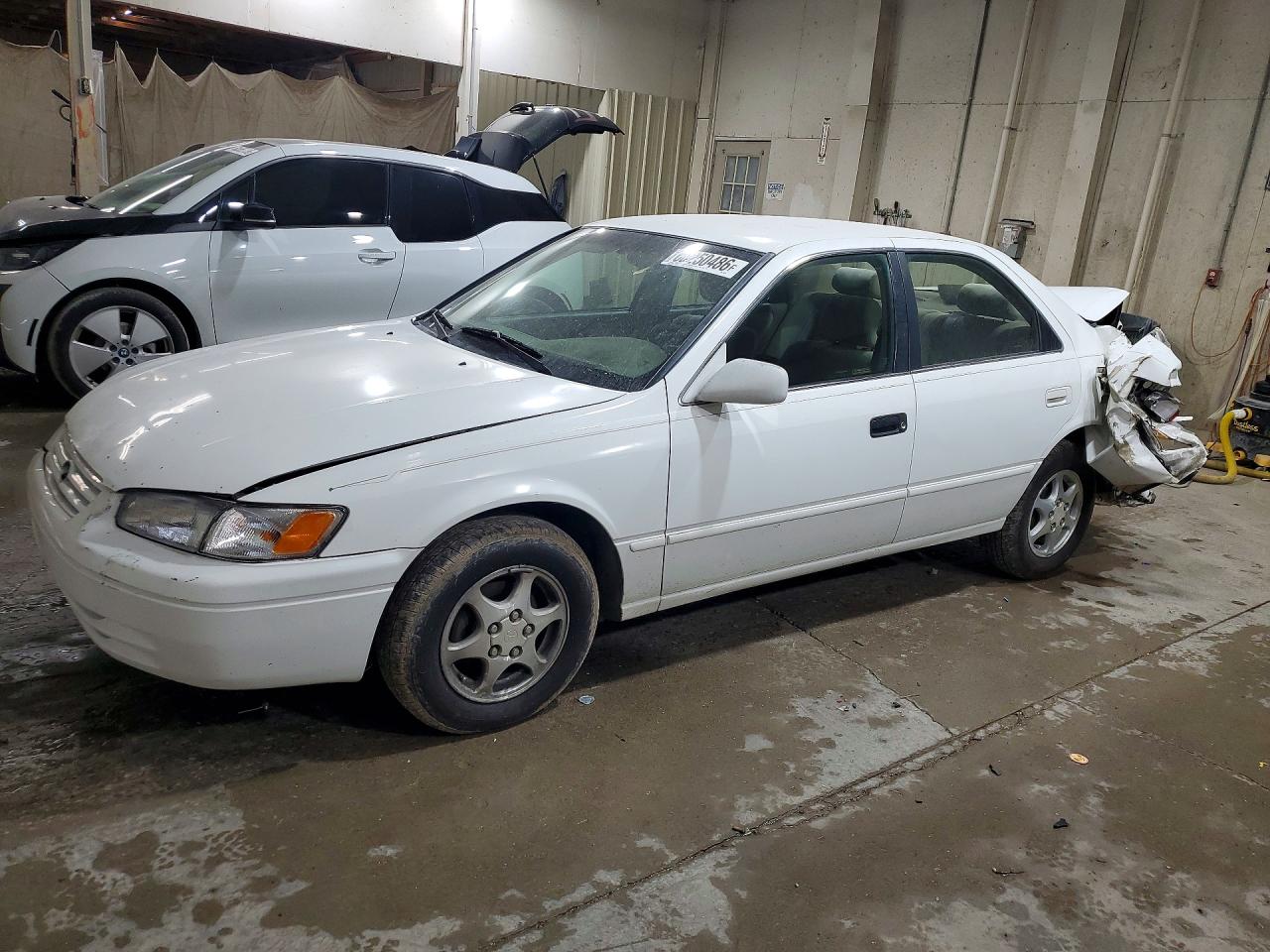 1998 Toyota Camry Xle White vin: 4T1BG28K1WU349185