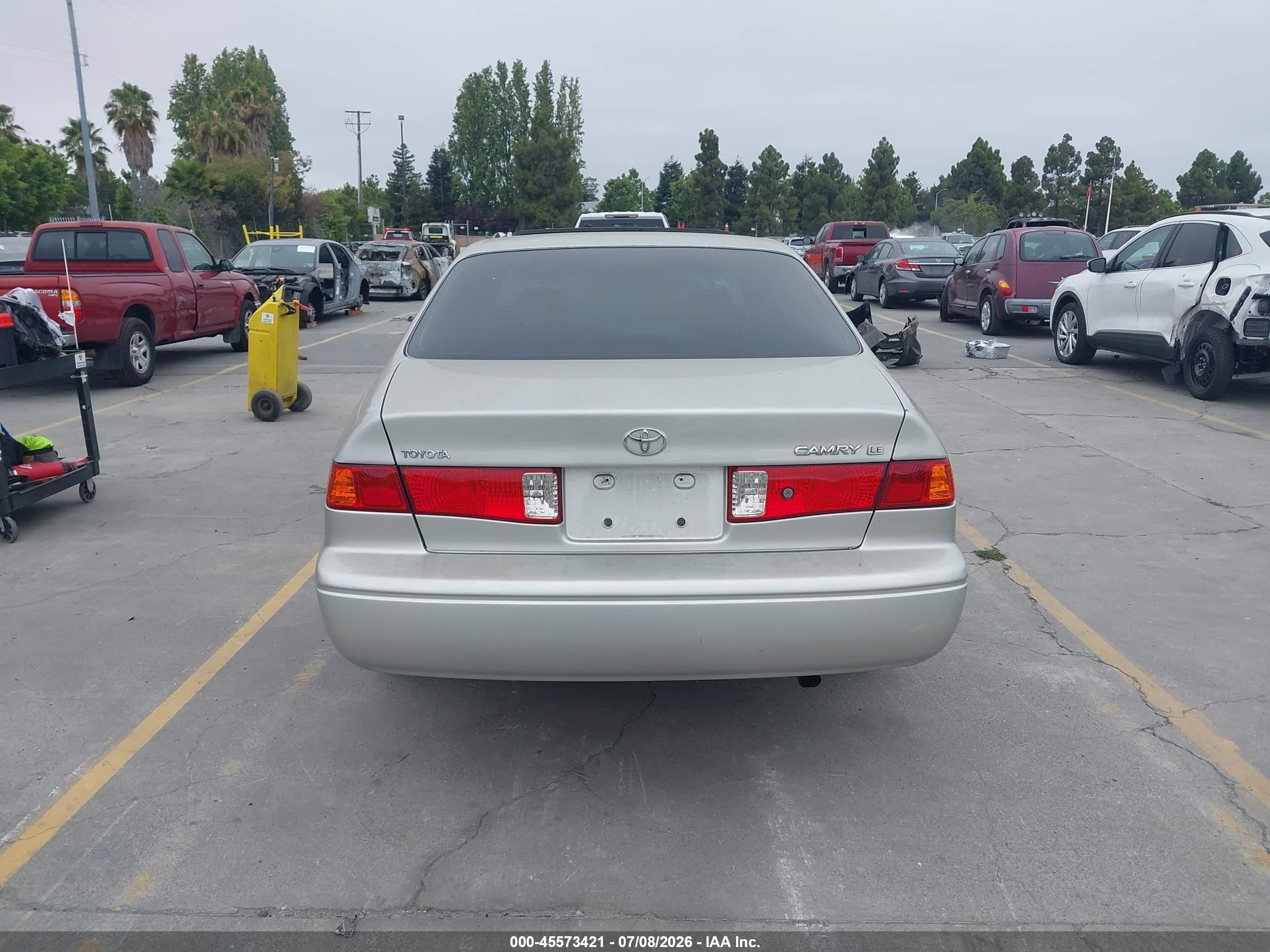 2000 Toyota Camry Le Gray vin: 4T1BG28K2YU696754