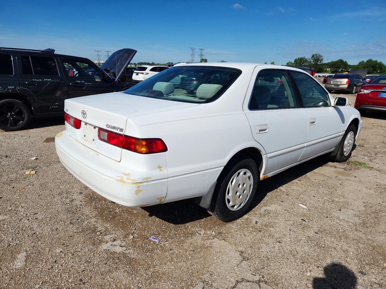 1999 Toyota Camry Le White vin: 4T1BG28K7XU889481