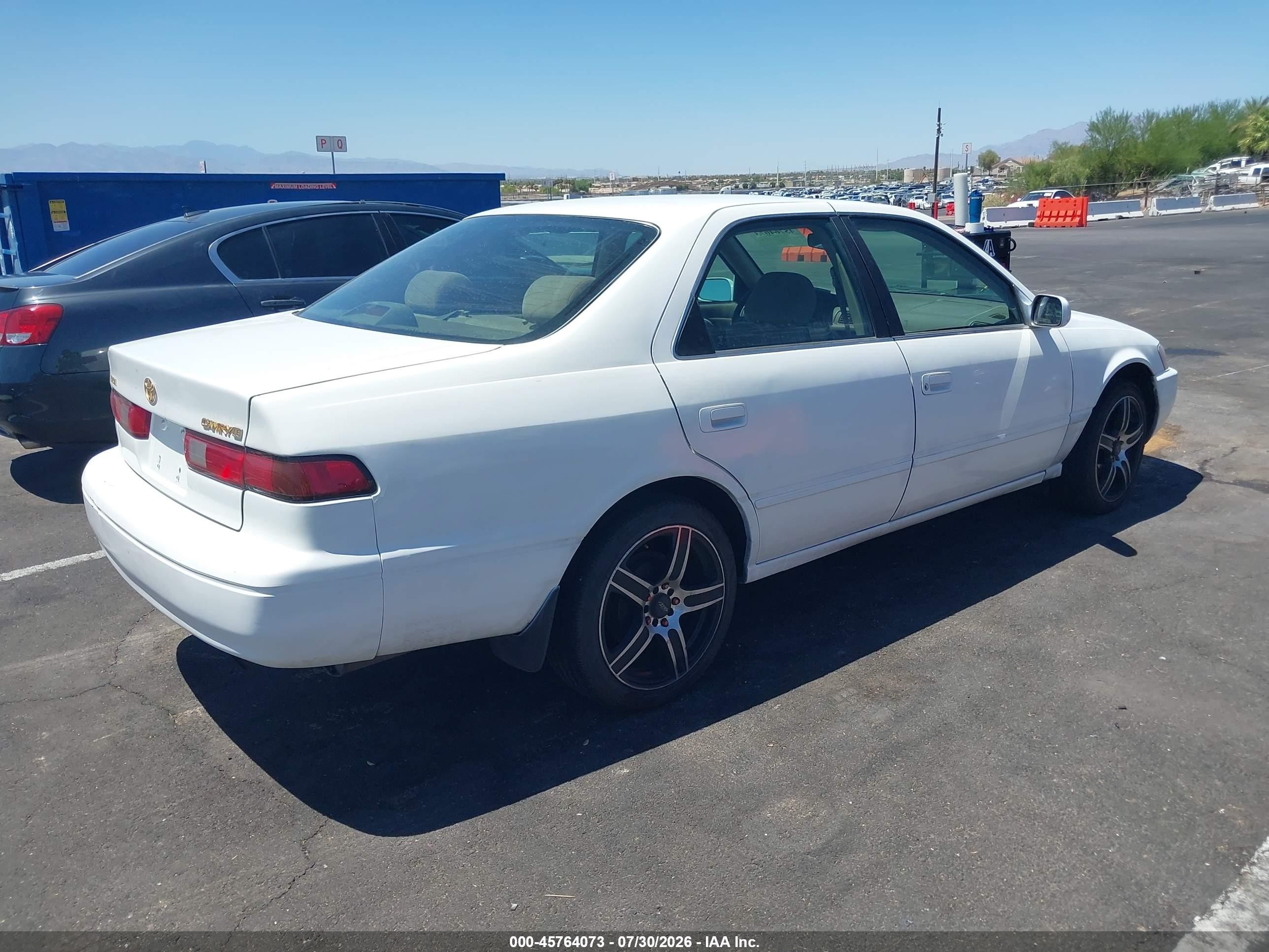1999 Toyota Camry Le White vin: 4T1BG28K9XU498753