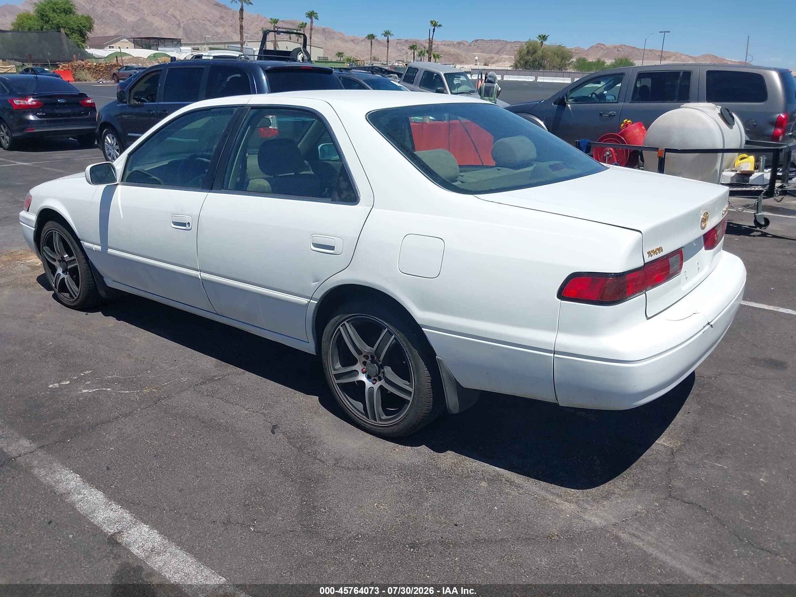 1999 Toyota Camry Le White vin: 4T1BG28K9XU498753