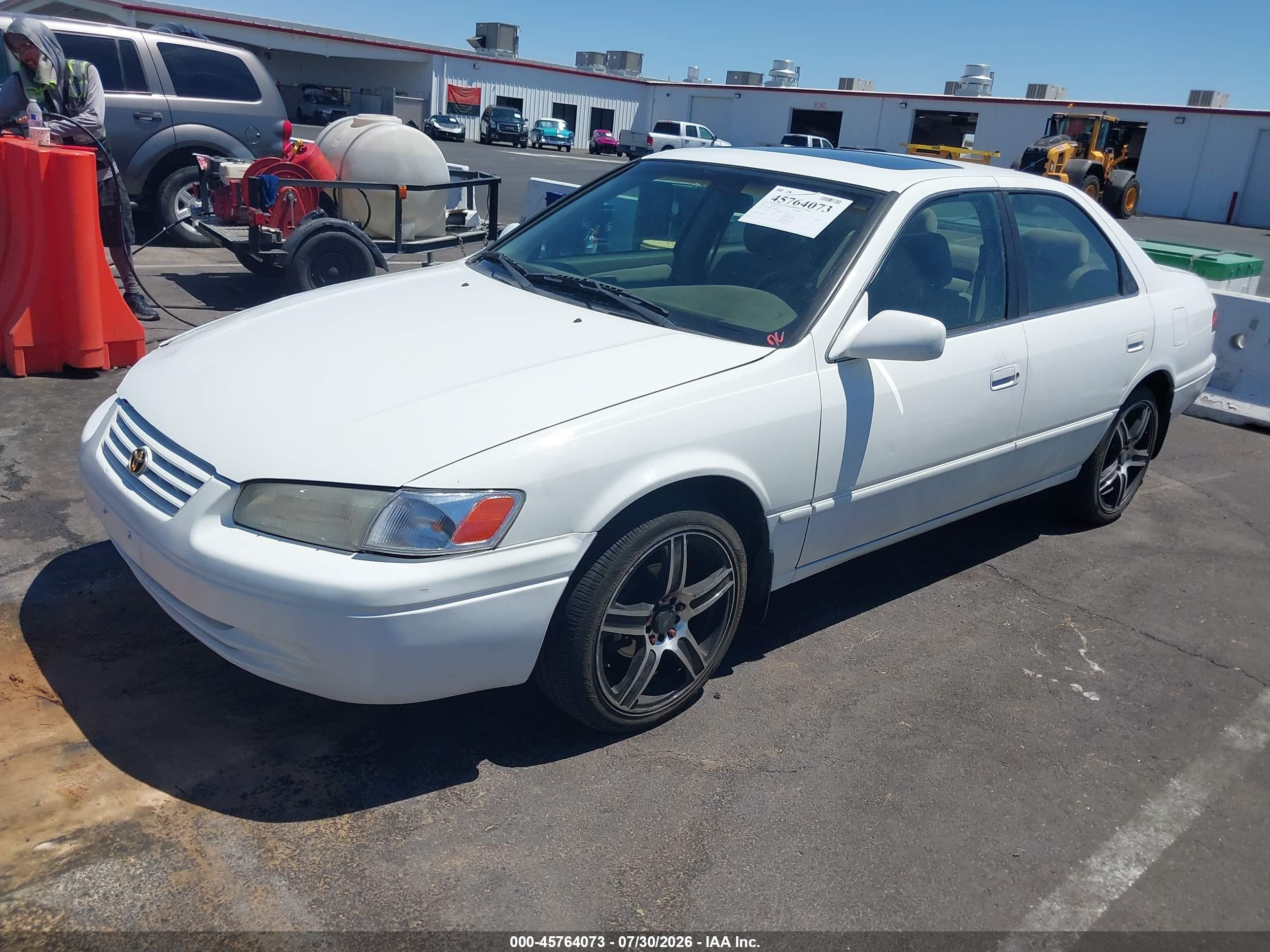 1999 Toyota Camry Le White vin: 4T1BG28K9XU498753