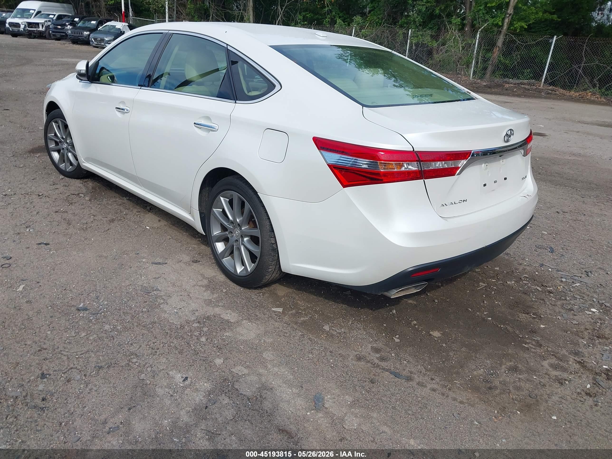 2015 Toyota Avalon Xle/premium/touring/ltd White vin: 4T1BK1EB7FU169173
