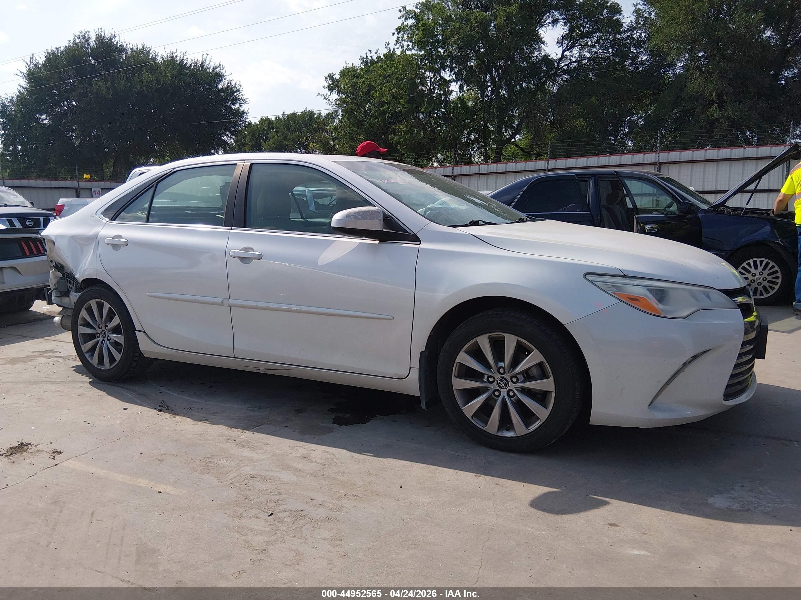 2015 Toyota Camry Xle V6 White vin: 4T1BK1FK0FU567193