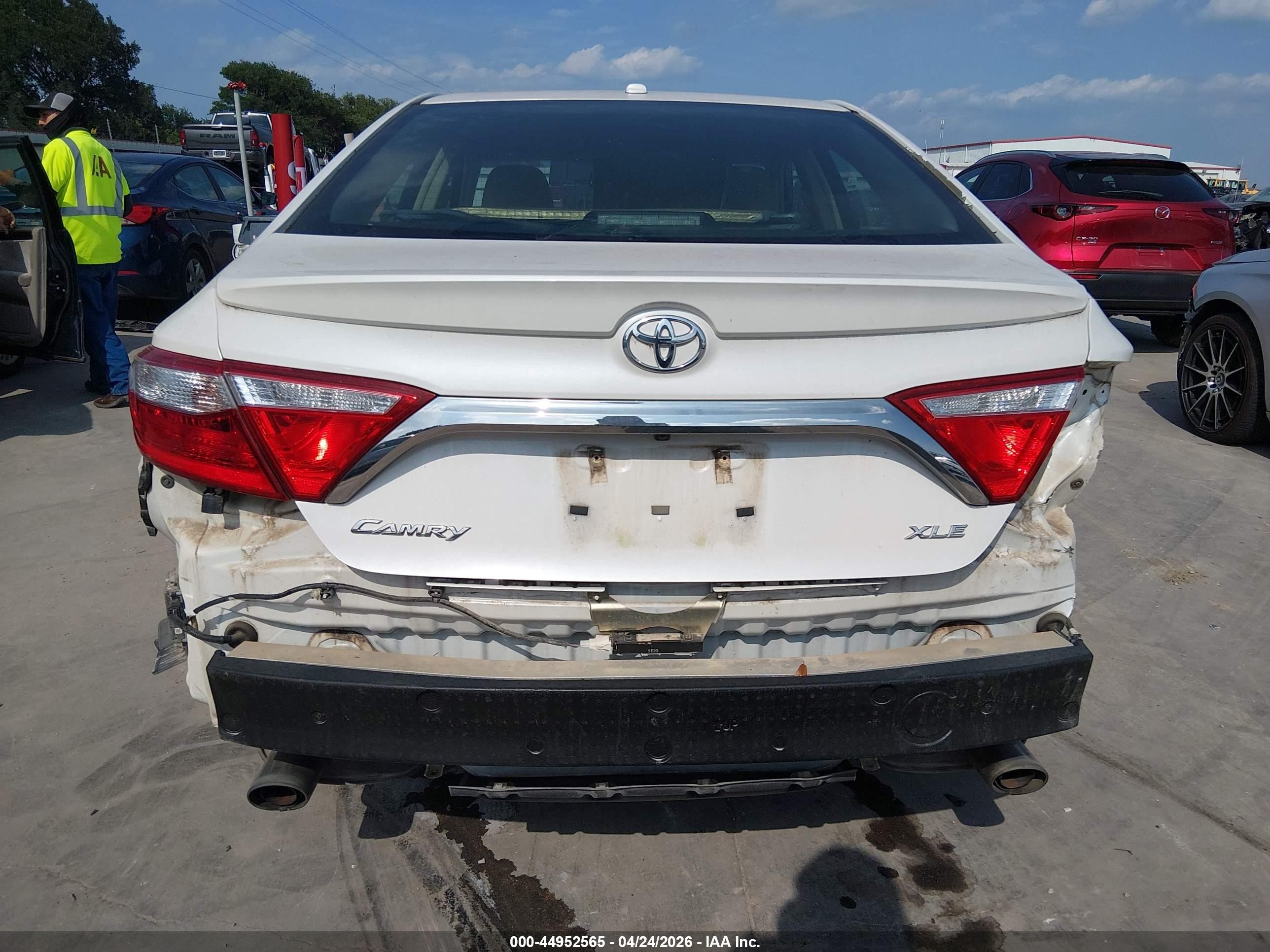 2015 Toyota Camry Xle V6 White vin: 4T1BK1FK0FU567193