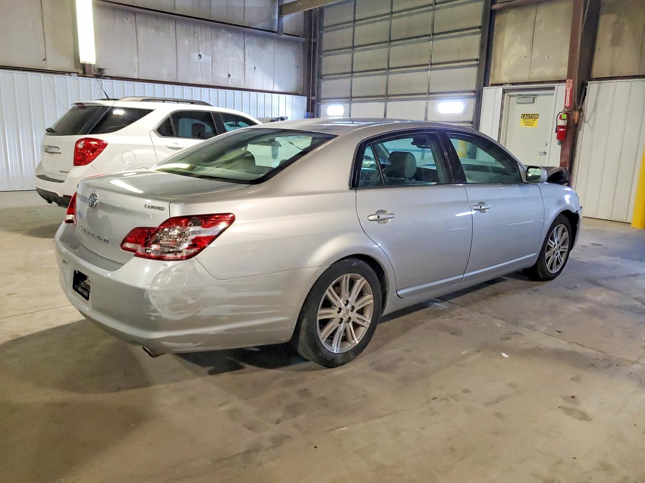 2005 Toyota Avalon Silver vin: 4T1BK36B05U047750