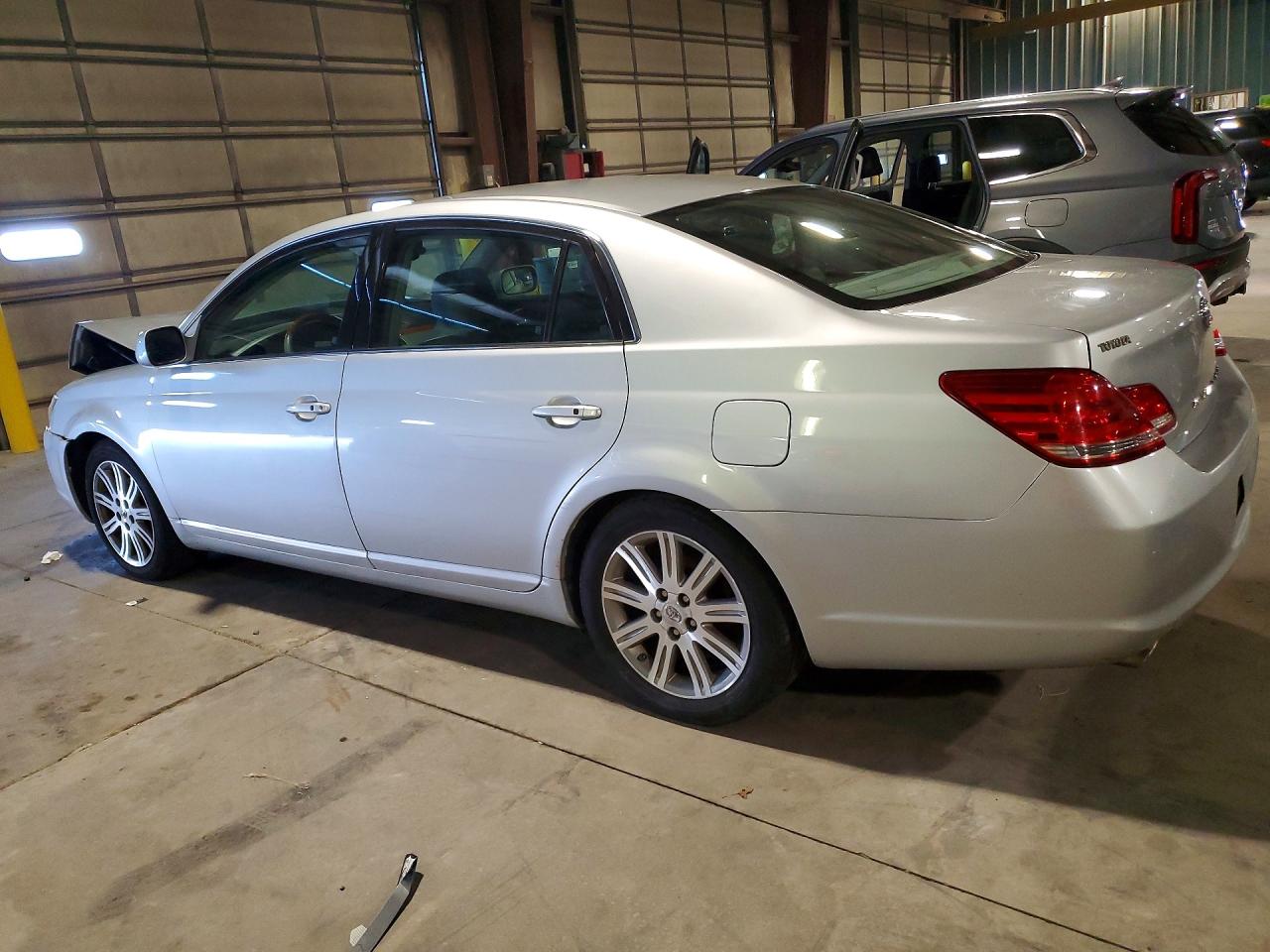2005 Toyota Avalon Silver vin: 4T1BK36B05U047750
