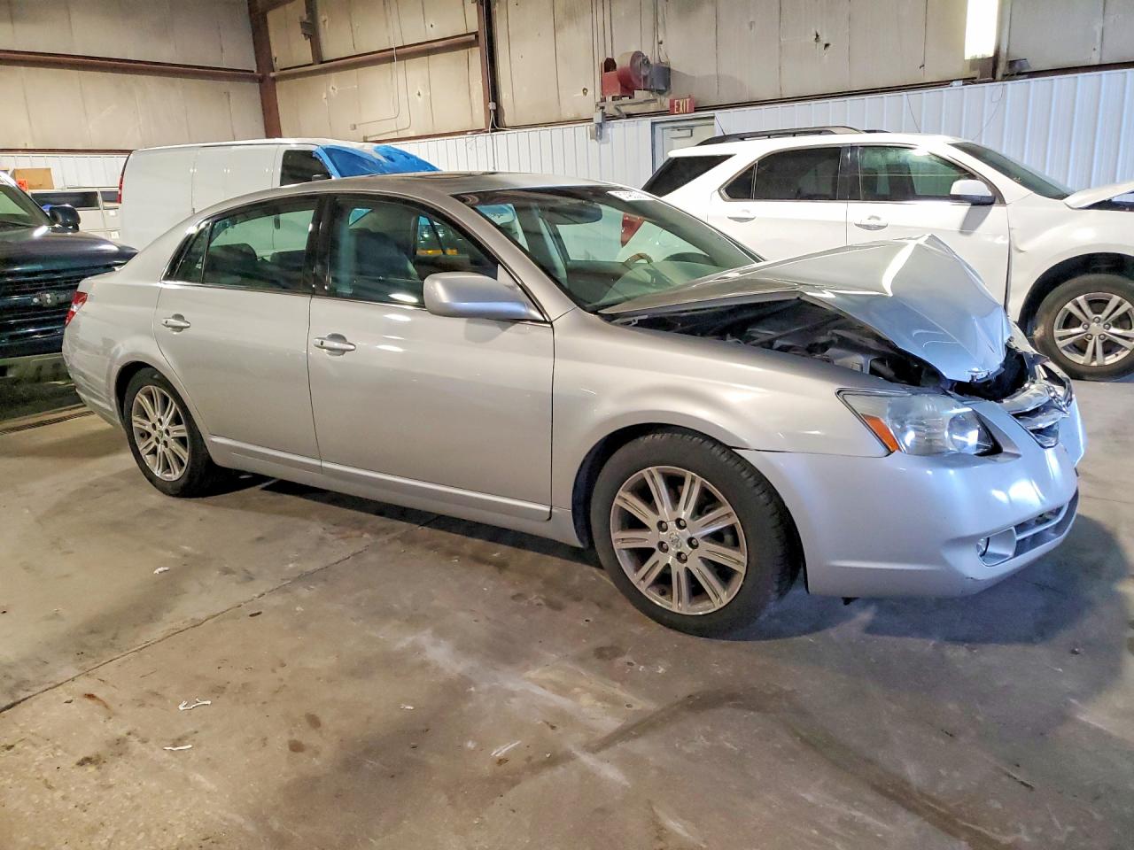 2005 Toyota Avalon Silver vin: 4T1BK36B05U047750