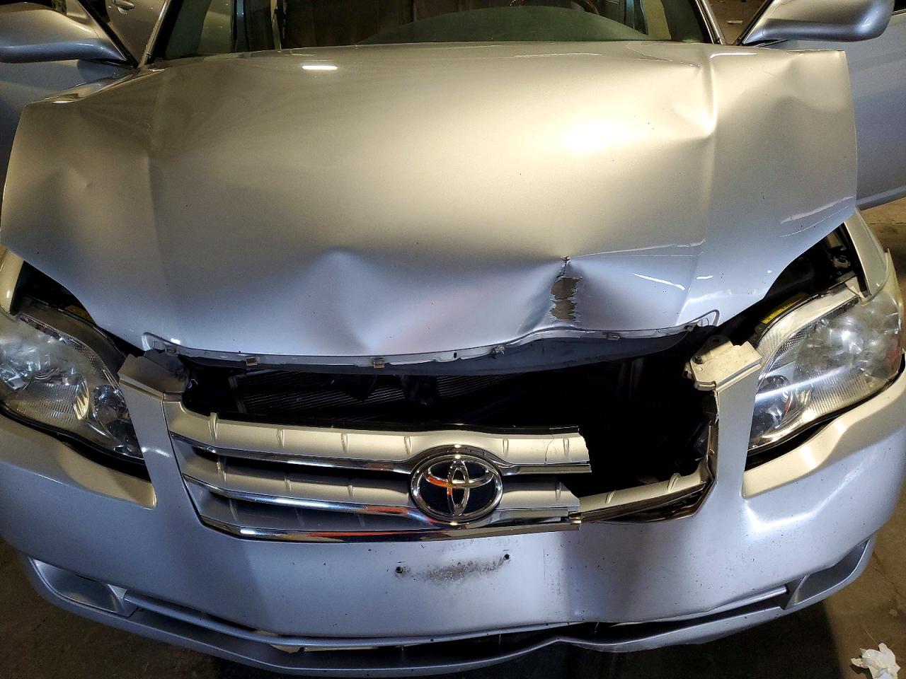 2005 Toyota Avalon Silver vin: 4T1BK36B05U047750
