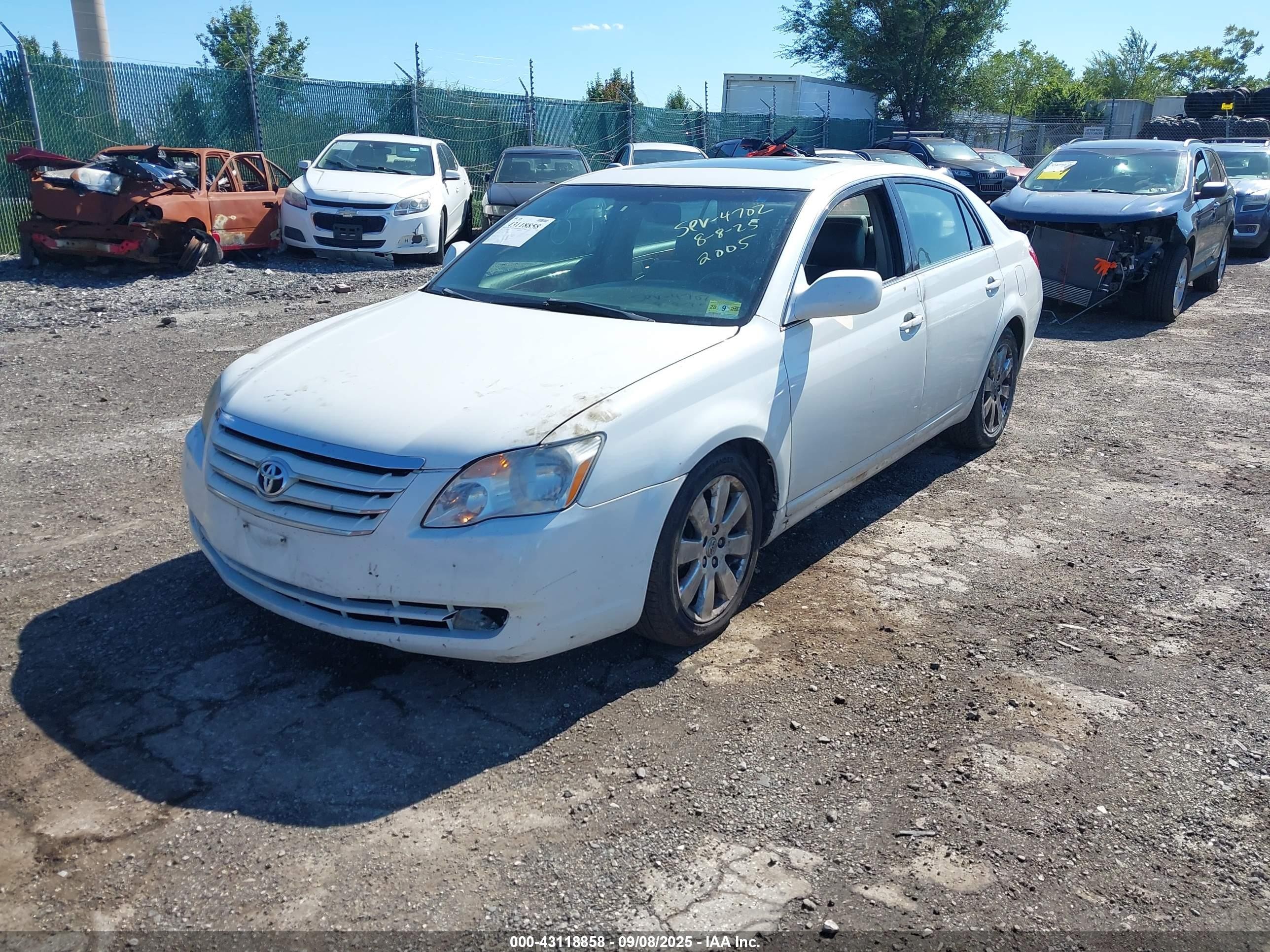 2005 Toyota Avalon Xls White vin: 4T1BK36B15U059714