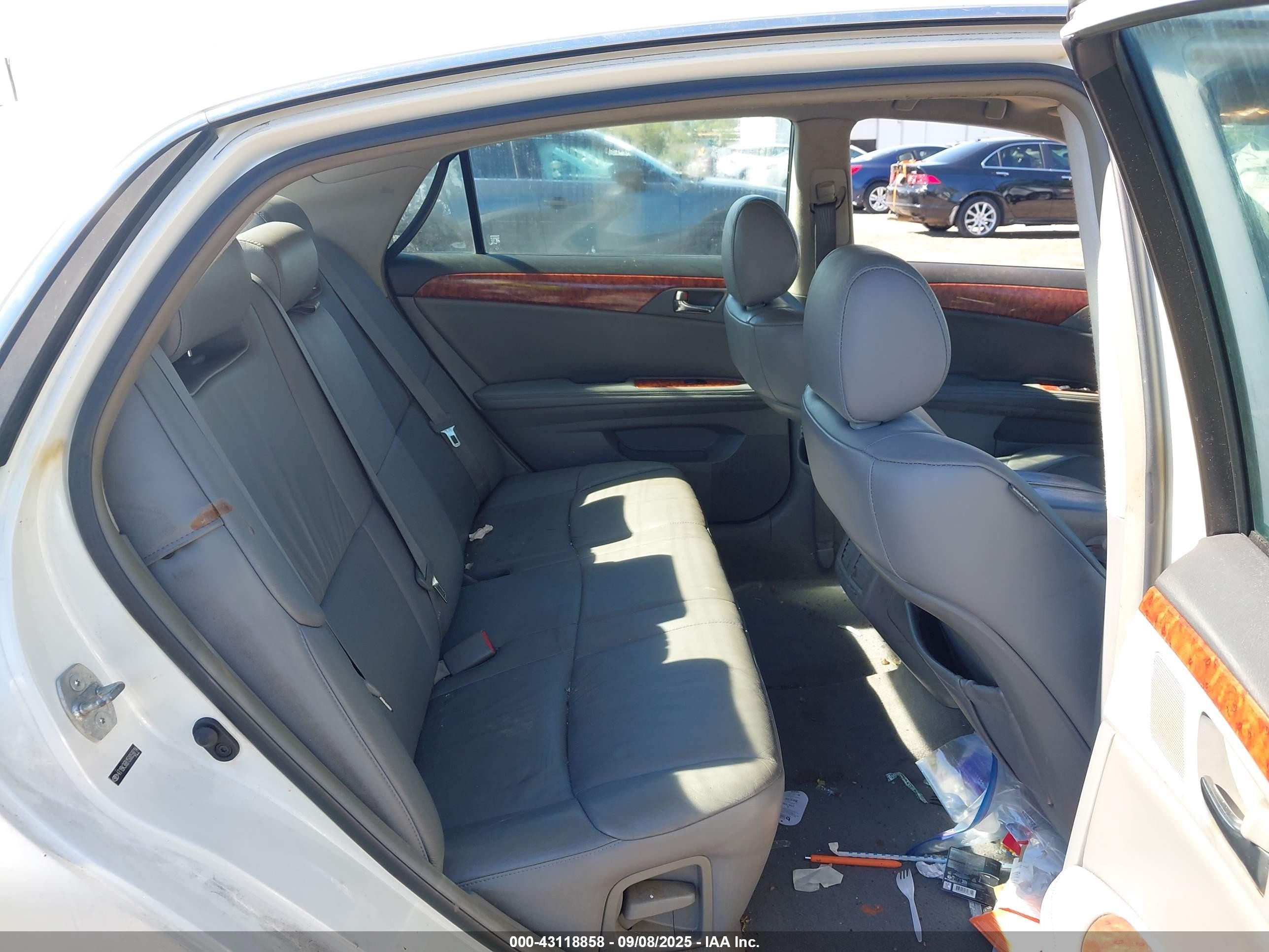 2005 Toyota Avalon Xls White vin: 4T1BK36B15U059714