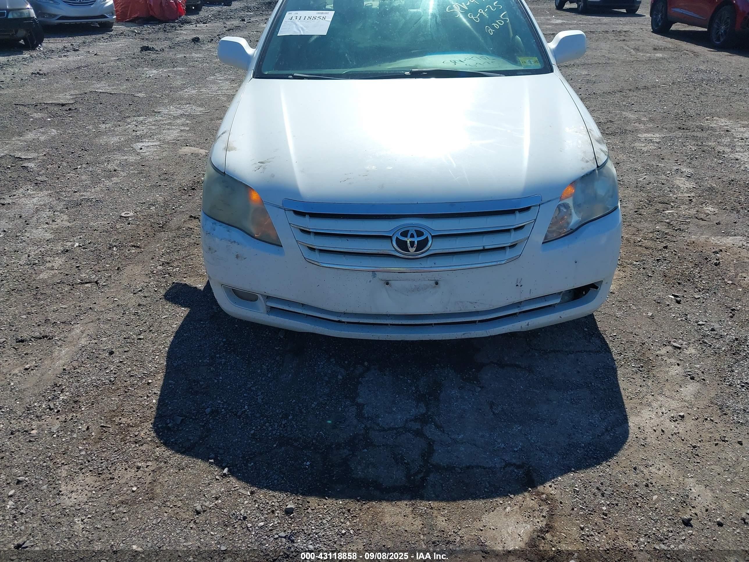 2005 Toyota Avalon Xls White vin: 4T1BK36B15U059714