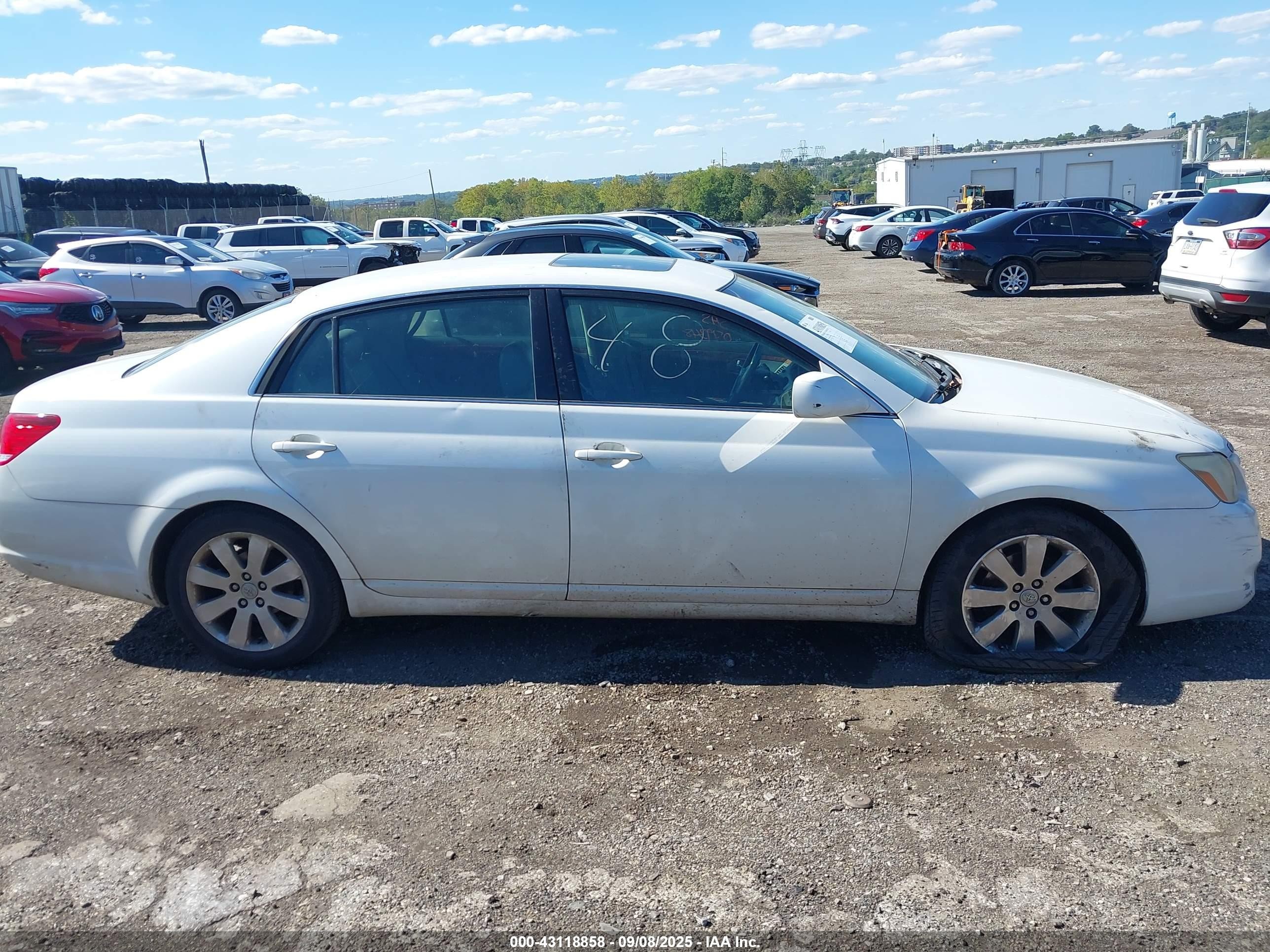 2005 Toyota Avalon Xls White vin: 4T1BK36B15U059714