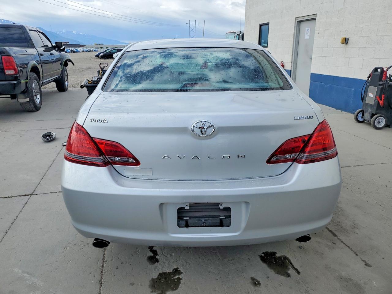 2008 Toyota Avalon Limited Silver vin: 4T1BK36B18U311000