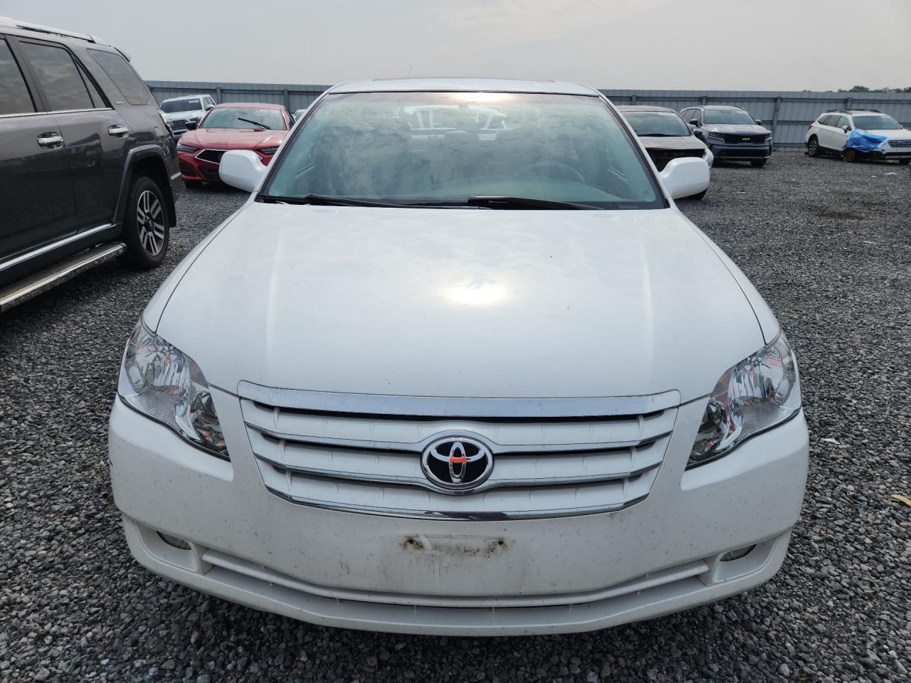 2005 Toyota Avalon Xls White vin: 4T1BK36B25U008691