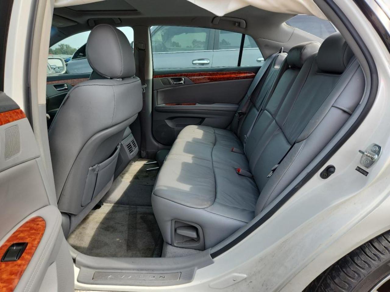 2005 Toyota Avalon Xls White vin: 4T1BK36B25U008691