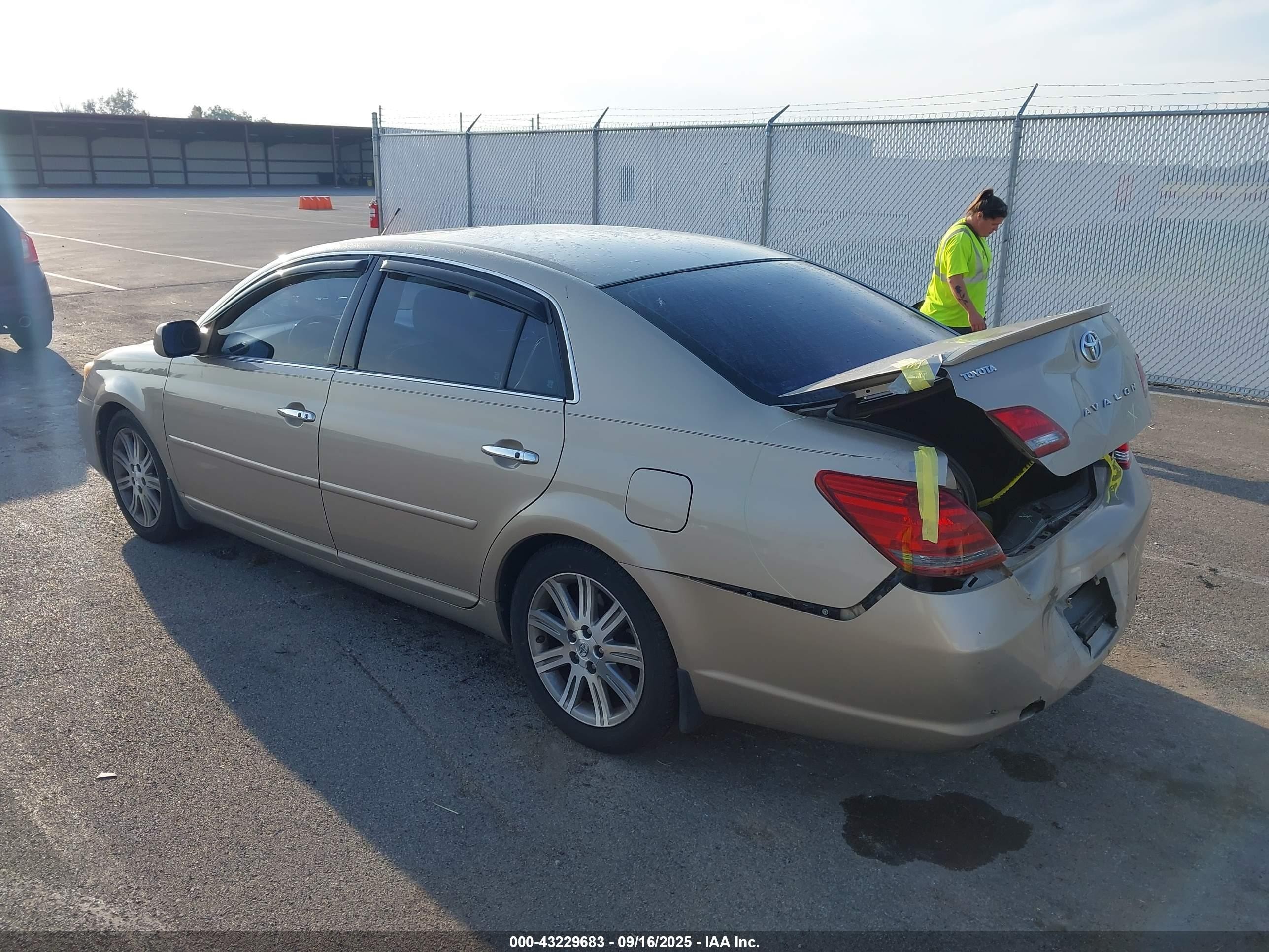 2008 Toyota Avalon Limited Золотой vin: 4T1BK36B28U305478