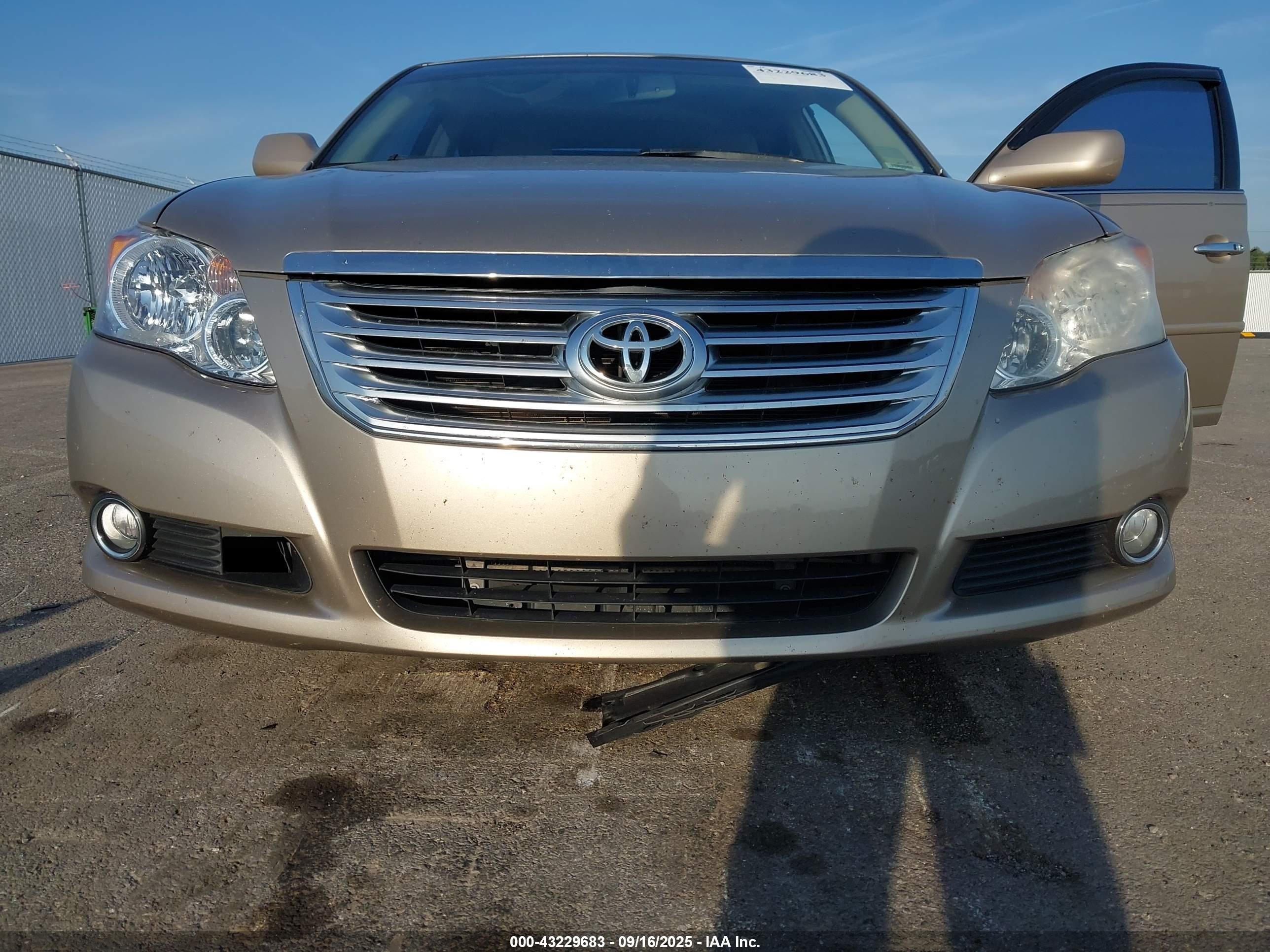 2008 Toyota Avalon Limited Золотой vin: 4T1BK36B28U305478