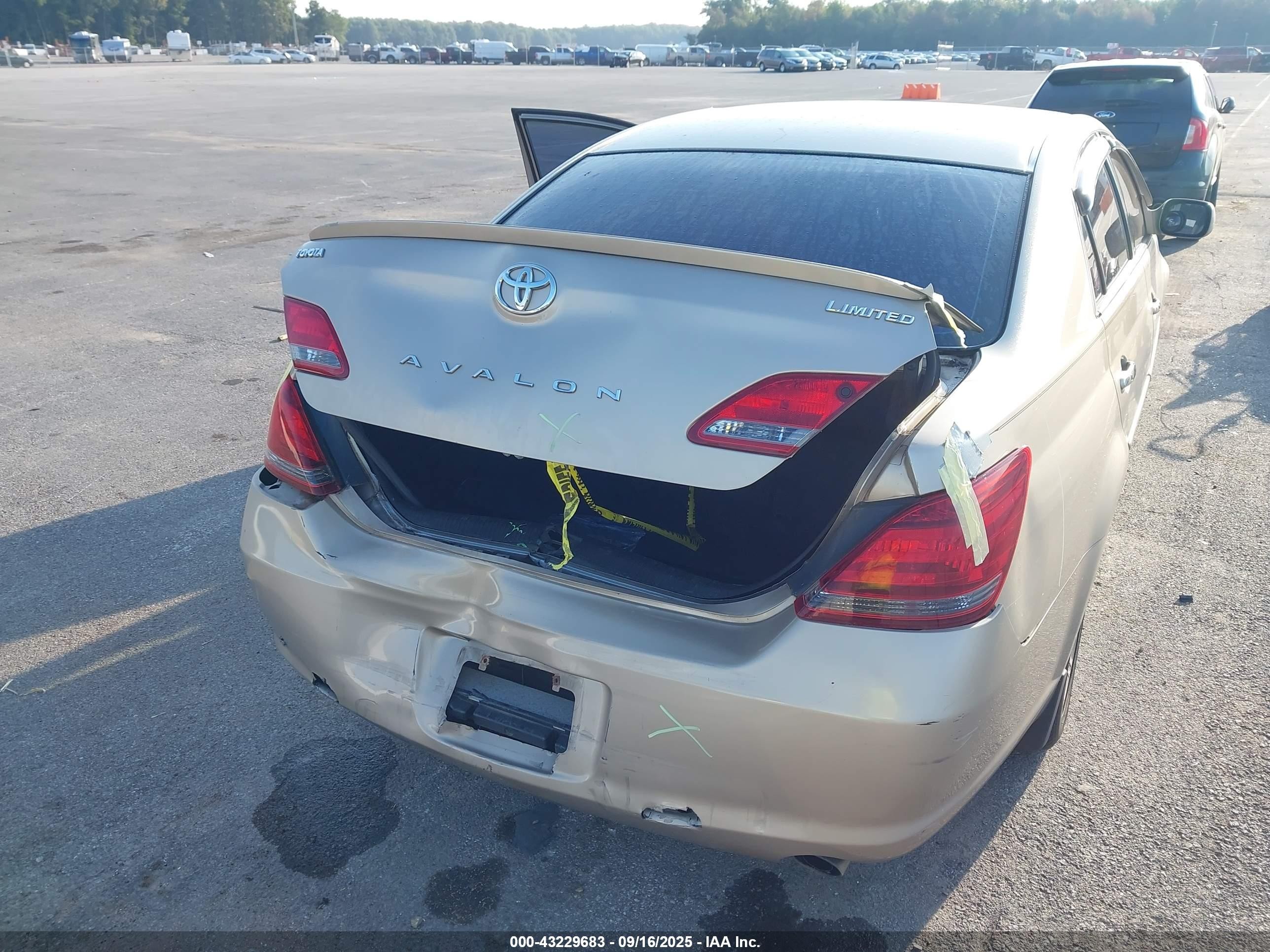 2008 Toyota Avalon Limited Золотой vin: 4T1BK36B28U305478