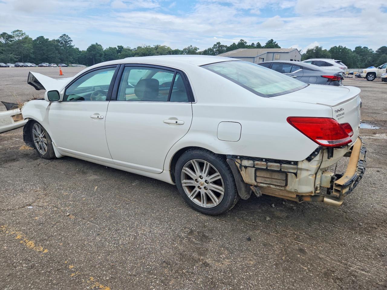 2005 Toyota Avalon Limited White vin: 4T1BK36B35U010949