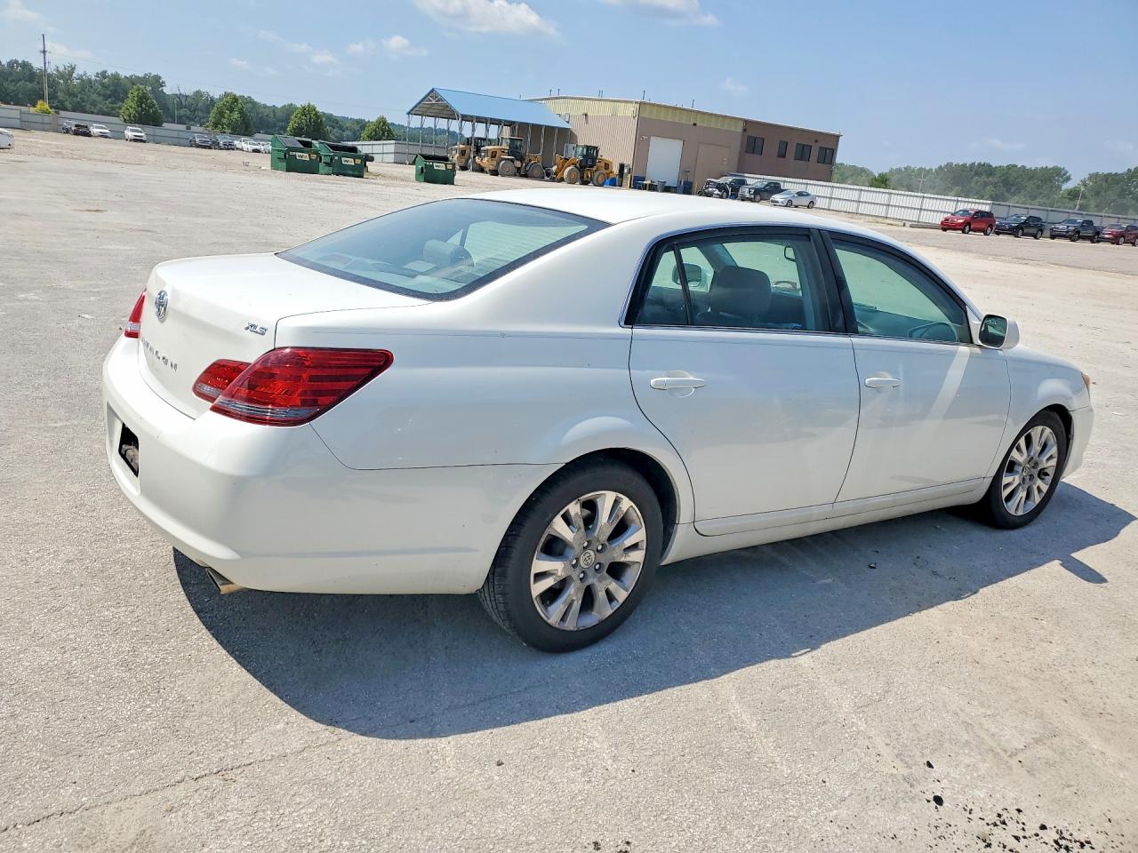2008 Toyota Avalon 4d 2wd White vin: 4T1BK36B38U260373