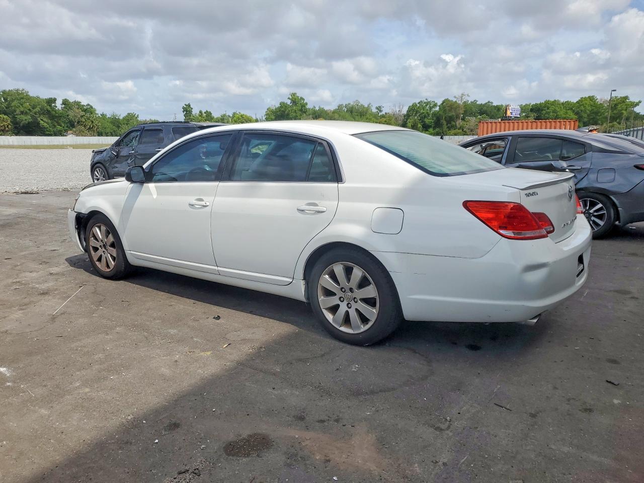 2005 Toyota Avalon Xls White vin: 4T1BK36B45U019630