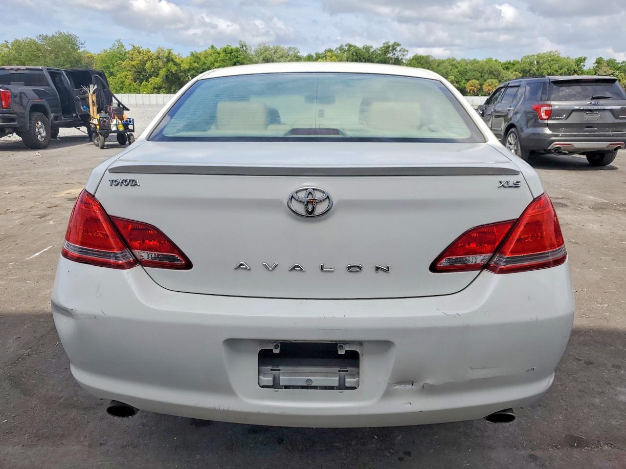 2005 Toyota Avalon Xls White vin: 4T1BK36B45U019630